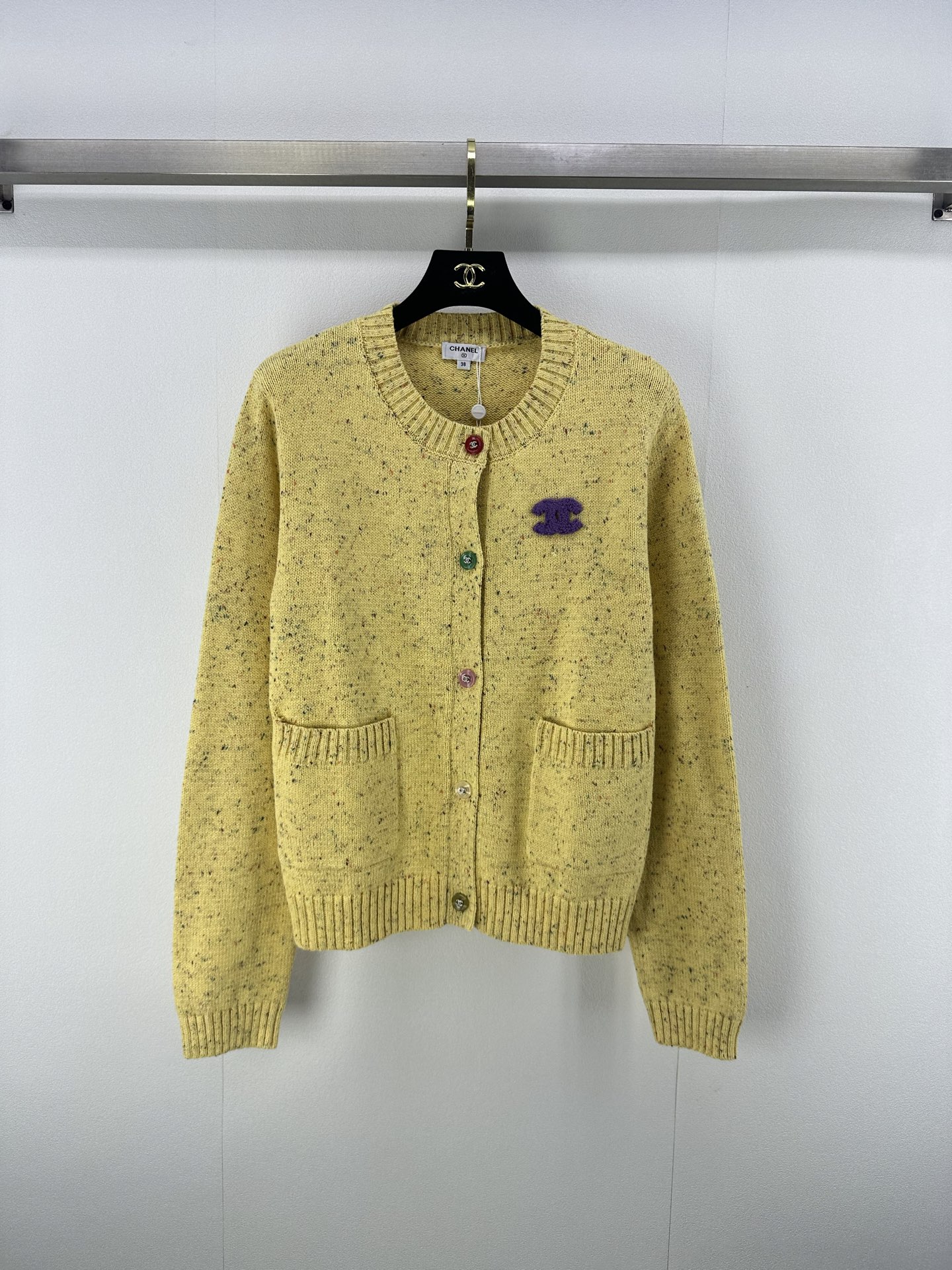 NO:477546,Chane* new details New autumn round neck knit cardigan long sleeves Soft yellow tone blended into variegated yarns, with a hazy atmosphere, round neck simple, colorful buttons and purple double C embroidery embellishment, double side pockets practical and layered, easy to wear French casual and elegant 1 color 3 code SML, chanel, alexander wang19860909Chane*上新细节 秋季新款圆领针织开衫长袖 柔和黄调融入杂色纱线 自带朦胧氛围感 圆领简约 彩色纽扣与紫色双C刺绣点缀 双侧口袋实用又添层次 轻松穿出法式随性优雅 1色3码SML,,chanel,alexander wang,Women's clothing