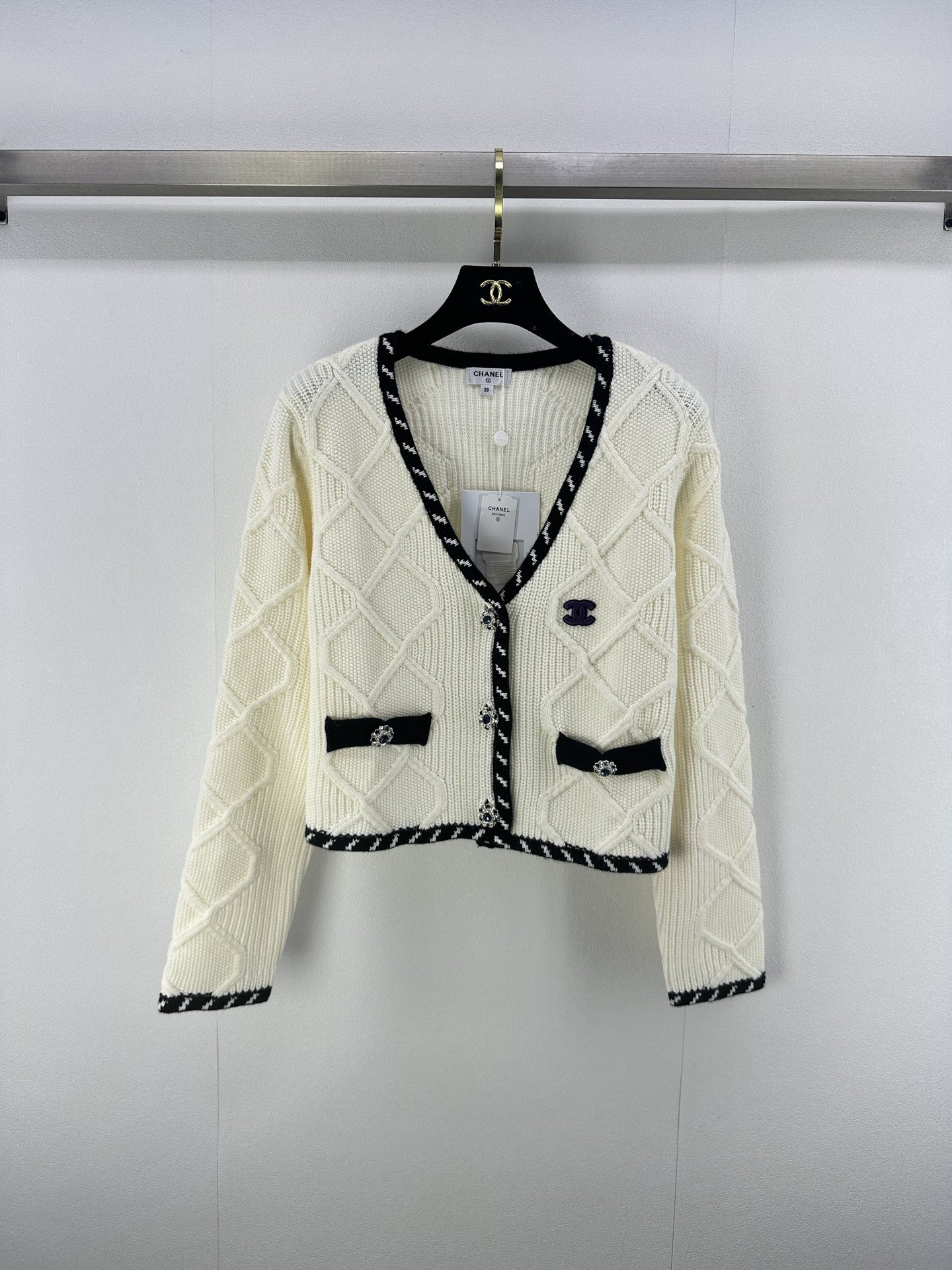 NO:479270,Chane* new details New autumn V-neck knit cardigan long sleeves Classic diamond knitted black and white contrasting border exquisite V-neck design Matched with diamond buckles and bow pockets Elegant and playful Short style suitable for multiple bottoms 2 colors 3 size SML, chanel, alexander wang19860909Chane*上新细节 秋季新款V领针织开衫长袖 经典菱纹编织 黑白撞色镶边精致 V领设计 搭配钻扣与蝴蝶结口袋 优雅又俏皮 短款适配多种下装 2色3码SML,,chanel,alexander wang,Women's clothing