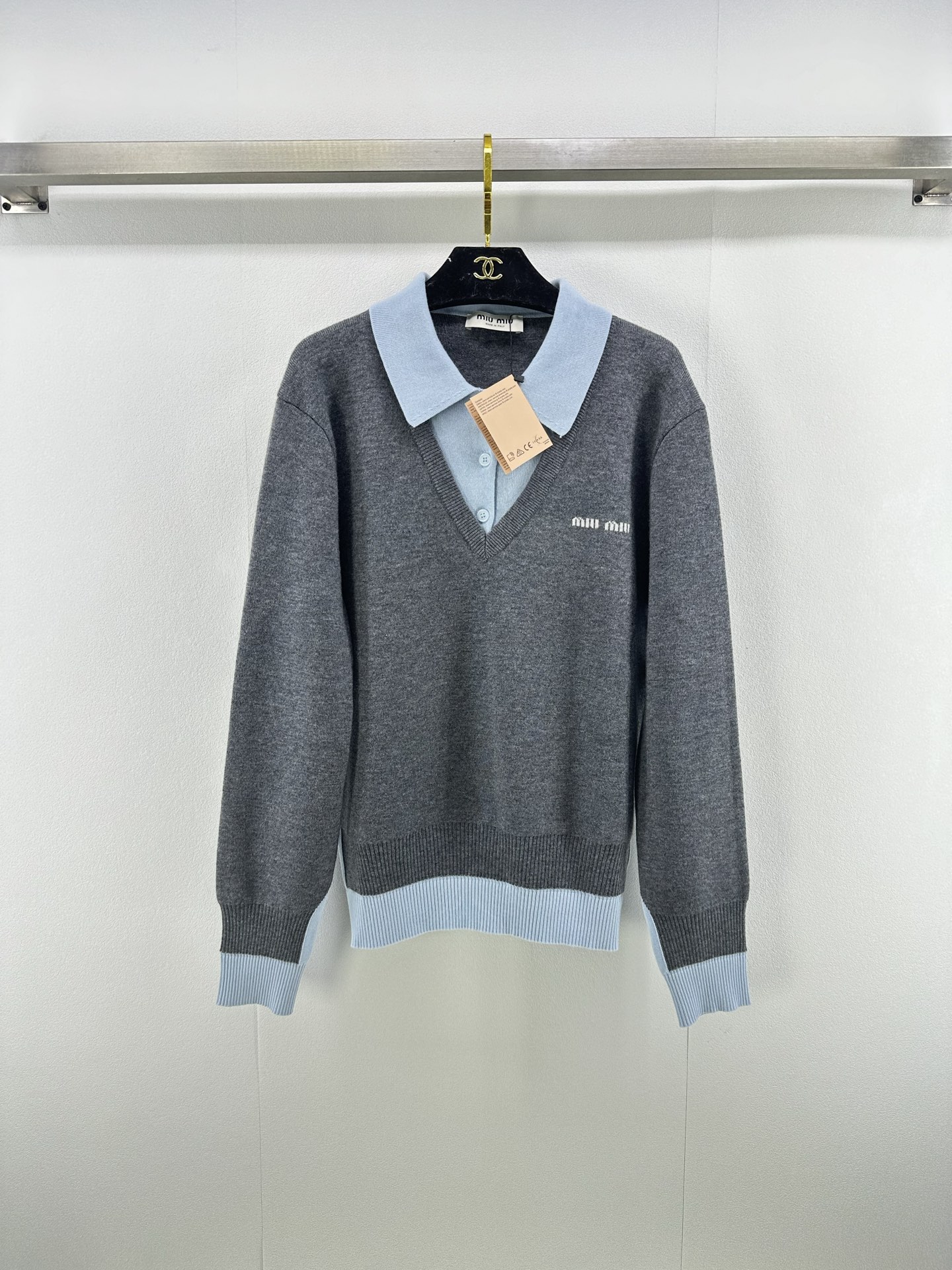 NO:482807,amiumi* new details, new autumn lapel contrasting half-cardigan long sleeves, contrasting collar design, logo embroidery embellishment and embellishment to highlight the high-end sense of outfit, full of college style, showing a relaxed tone, the first choice for fashionable outfits in all seasons!  1 color 3 code SML, miumiu, alexander wang19860909amiumi*上新细节 秋季新款翻领撞色半开衫长袖 撞色领设计 logo刺绣点缀修饰 凸显穿搭高级感 学院风满满 尽显松弛调性 四季时尚穿搭首选！ 1色3码SML,,miumiu,alexander wang,Women's clothing