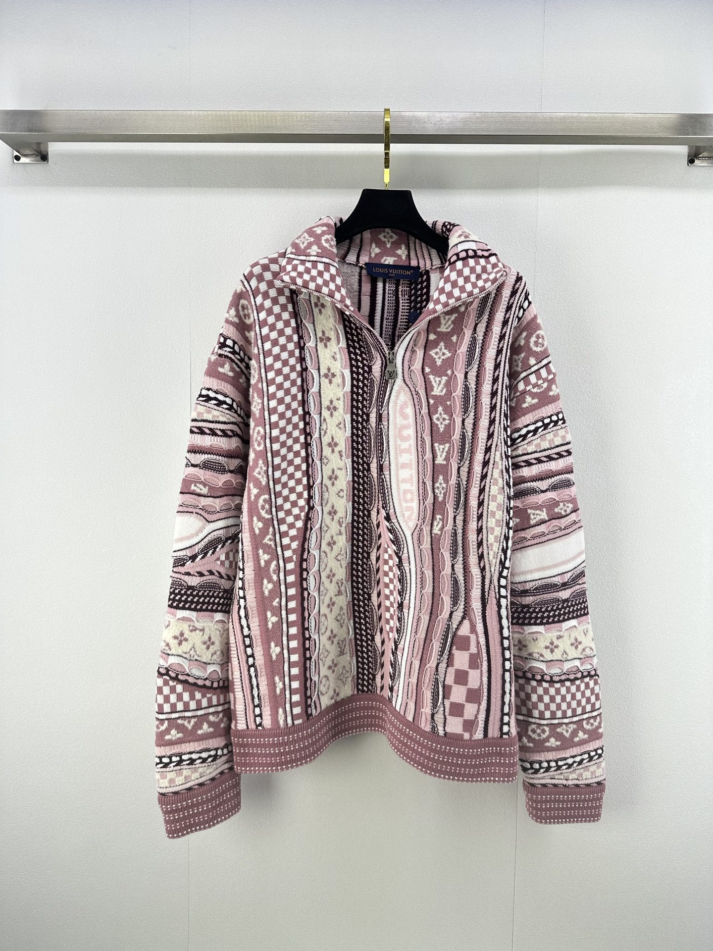 NO:482750,:1 LV * New details 25 Autumn new old-fashioned half-zipper long-sleeved old-fashioned logo letter pattern pink color high-end fashion upper body slim and high-end versatile and not picky 1 color 3 size SML, louis vuitton, alexander wang19860909:1 LV * 上新细节 25 秋季新款老花半拉链长袖 老花logo字母图案 粉嫩配色高级时尚 上身显瘦高级 百搭不挑人 1色3码SML,,louis vuitton,alexander wang,Women's clothing