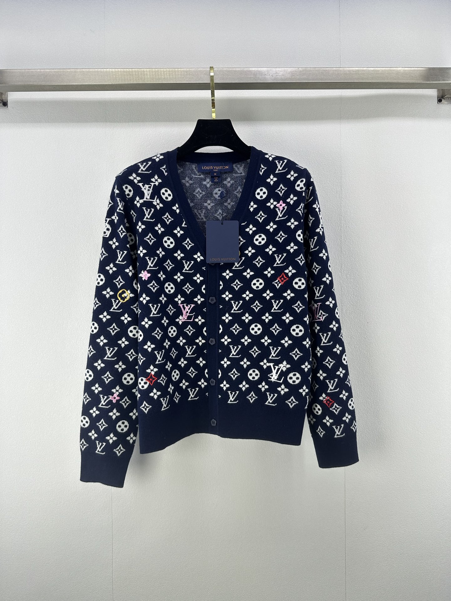 NO:482948,New details on Lv*. New autumn jacquard full-print v-neck cardigan long sleeves. Customized YB weaving. High-quality and comfortable. Regular round neck long-sleeved tailoring. The whole body is decorated with the iconic four-leaf clover element letter logo pattern. Shows the brand's personality. Highlights and high-end fabrics. Let simple styles show their personality. Shows a relaxed tone. Light luxury and fashionable temperament. You can wear them alone. The first choice for fashionable outfits in all seasons. 3 colors and 3 codes. SML,,louis vuitton,alexander wang.19860909Lv*上新细节 秋季新款提花满印v领开衫长袖 定制YB织造 质感高级舒适 常规圆领长袖剪裁 通体装点标志性四叶草元素字母徽标图案 彰显品牌个性 凸显穿搭高级感 略带弹性面料 让简单款式穿出个性 尽显松弛调性 轻奢时髦气质 单穿叠穿均可 四季时尚穿搭首选 3色3码SML,,louis vuitton,alexander wang,Women's clothing