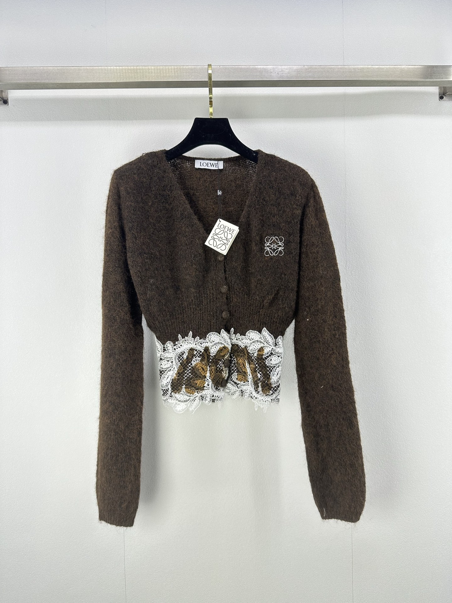 NO:482813,Loew* new details, new autumn v-neck cardigan long sleeves, custom mohair, high-quality and comfortable v-neck knit cardigan long sleeves, waist-closing design hem lace edge, youthful and lively style, embroidered letter logo, highlights brand personality, highlights high-end outfits, design echoes and coordinates, showing relaxed tone, light luxury and fashionable temperament, the first choice for fashion outfits in all seasons, 3 colors and 3 codes, loewe, alexander wang19860909loew*上新细节 秋季新款v领开衫长袖 定制马海毛 质感高级舒适 v领针织开衫长袖 收腰设计下摆蕾丝边 青春感满溢 更显风格活泼 刺绣字母徽标 彰显品牌个性 凸显穿搭高级感 设计呼应协调 尽显松弛调性 轻奢时髦气质 四季时尚穿搭首选 3色3码SML,,loewe,alexander wang,Women's clothing