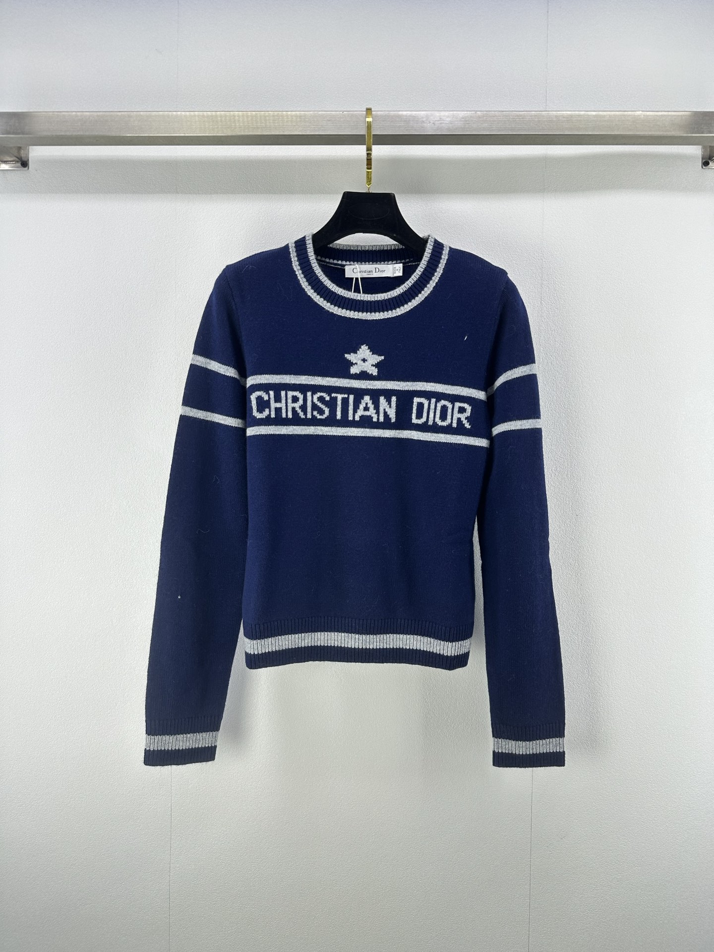 NO:482821,New details on Dio* 25 The latest five-pointed star letters in autumn and winter!  White, rich and beautiful must-have high-end items!  Contrasting letter logo is low-key and luxurious, the classic style is not picky, and the temperament is elegant and age-reducing girlish style!  1 color 3 code SML, dior, alexander wang19860909Dio*上新细节 25 秋冬最新五角星字母长袖！白富美必入高级单品！撞色字母logo低调奢华,经典版型不挑人,气质优雅减龄少女风！ 1色3码SML,,dior,alexander wang,Women's clothing