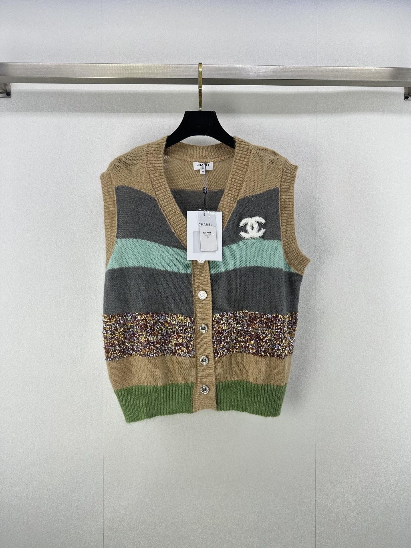 NO:482829,Chane* new details 25 Autumn new product contrasting striped vest cardigan Customized YB cotton yarn weaving, high-quality and comfortable texture, delicate crochet texture decorative large chest embroidery logo design, more exquisite style, show personality, show brand luxury tone, rich visual effect, upper body shows light luxury and fashionable temperament, can be worn alone, 2 colors, 3 codes, SML, chanel, alexander wang19860909Chane*上新细节 25 秋季新品撞色条纹马甲开衫 定制YB全棉纱线织造 质感高级舒适 细致钩针纹理装饰大身胸前刺绣logo设计 更显版型精致 彰显个性 尽显品牌奢华调性 编织纹理丰富视觉效果 上身尽显轻奢时髦气质 单穿叠穿均可 2色3码SML,,chanel,alexander wang,Women's clothing