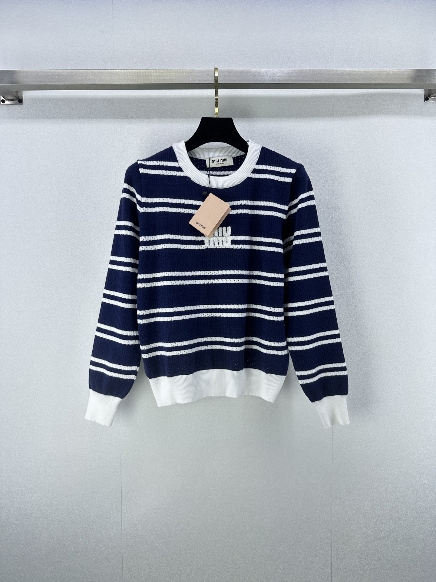 NO:482756,Mium* new details, 25 autumn and winter new round neck striped hollow long sleeves, striped color matching, age-reducing girlish style, logo letters are low-key and luxurious. Sweet girls are elegant and fashionable, and the classic style is not picky about people, looking slim and versatile!  3 color 3 code SML, miumiu, alexander wang19860909mium*上新细节 25秋冬新款圆领条纹镂空长袖 条纹配色减龄少女风,徽标字母低调奢华.甜美少女优雅又时髦,经典版型不挑人上身显瘦又百搭！ 3色3码SML,,miumiu,alexander wang,Women's clothing