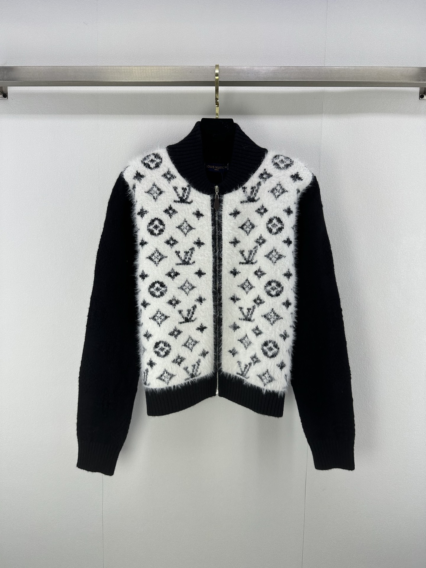 NO:489677,Lv* new details, new knitted round neck mohair zipper cardigan in autumn and winter, classic LV letter logo presbyopia pattern jacquard decoration, hair grab design, yb mold logo button embellishment, high-end fashionable socialite style, 1 color 3 code SML,,louis vuitton,alexander wang19860909Lv*上新细节 秋冬新款针织圆领马海毛拉链开衫 经典LV字母logo老花图案提花装饰 抓毛设计 yb开模logo纽扣点缀 高级时髦名媛风 1色3码SML,,louis vuitton,alexander wang,Women's clothing