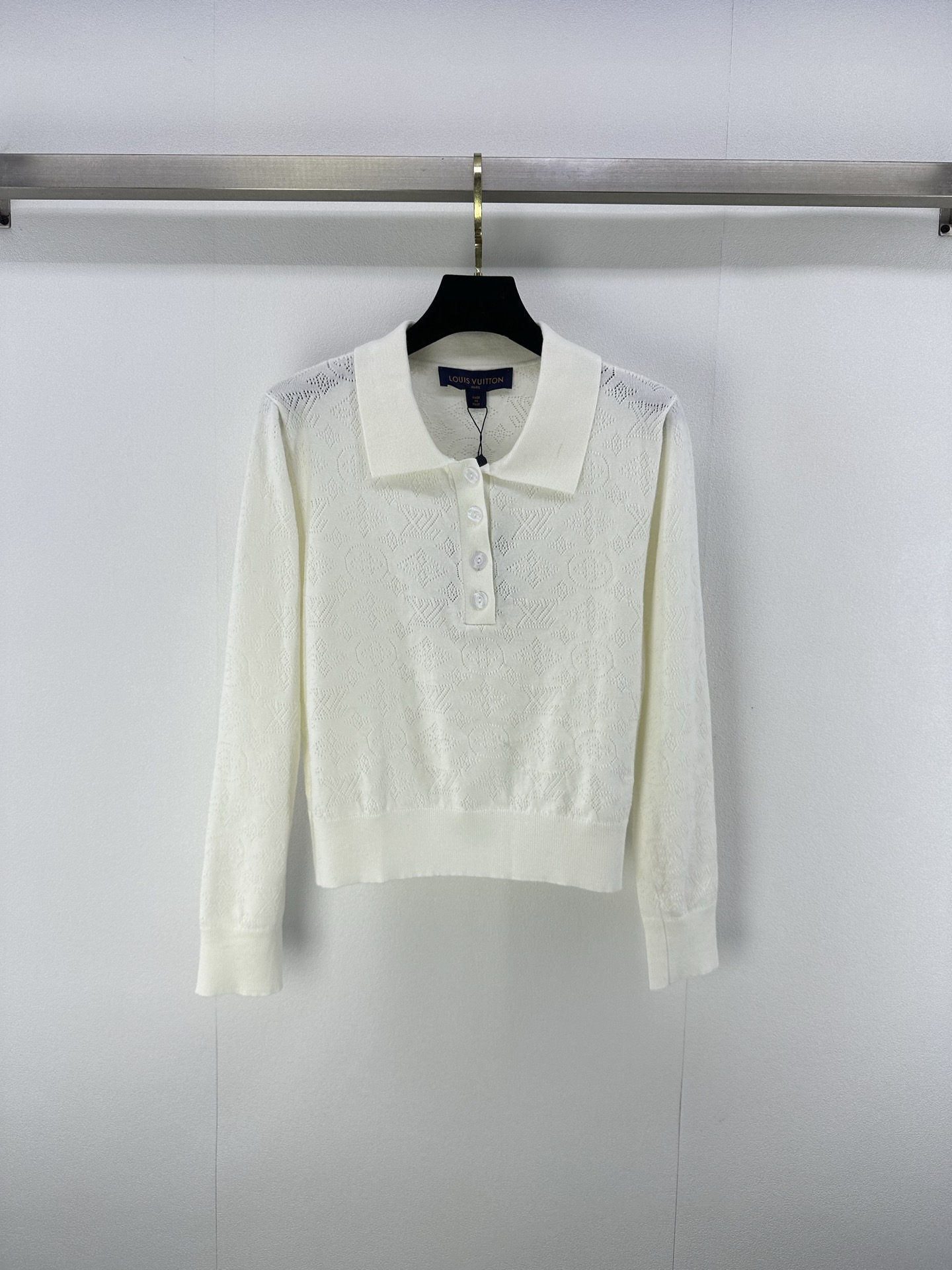 NO:489676,LV* new details, autumn and winter new knitted lapel pullover long sleeves, classic brand letter logo pattern hollow jacquard decoration, yb open mold letter logo button embellishment, high-end fashionable and exquisite versatile 2 colors and 3 codes SML,,louis vuitton,alexander wang19860909LV*上新细节 秋冬新款针织翻领套头长袖 经典品牌字母logo图案镂空提花装饰 yb开模字母logo纽扣点缀 高级时髦精致百搭 2色3码SML,,louis vuitton,alexander wang,Women's clothing