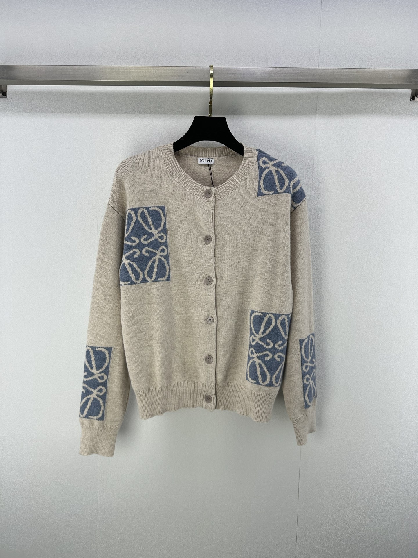 NO:489685,Loew* new details, new knitted round-neck color-blocking cardigan in autumn and winter, classic brand logo pattern contrasting decoration, yb letter logo button embellishment, classic fashionable, exquisite and versatile 2 colors and 3 codes SML,,loewe,alexander wang19860909Loew*上新细节 秋冬新款针织圆领拼色开衫 经典品牌logo图案撞色装饰 yb字母logo纽扣点缀 经典时髦精致百搭 2色3码SML,,loewe,alexander wang,Women's clothing