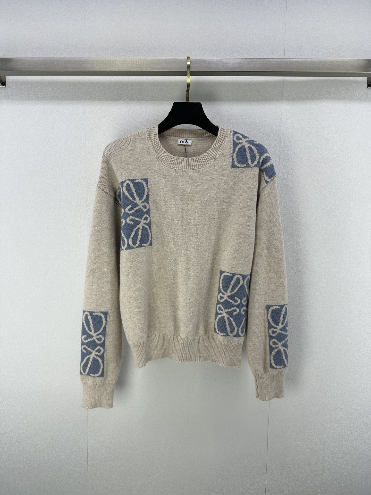 NO:489692,Loew* new details, new knitted round neck color-blocking long sleeves in autumn and winter, classic brand logo patterns contrasting colors, classic items are fashionable and high-end, and the classic style is versatile and not picky!  2 color 3 code SML, loewe, alexander wang19860909Loew*上新细节 秋冬新款针织圆领拼色长袖 经典品牌logo图案撞色装饰经典单品时髦又高级 经典版型百搭不挑人！ 2色3码SML,,loewe,alexander wang,Women's clothing