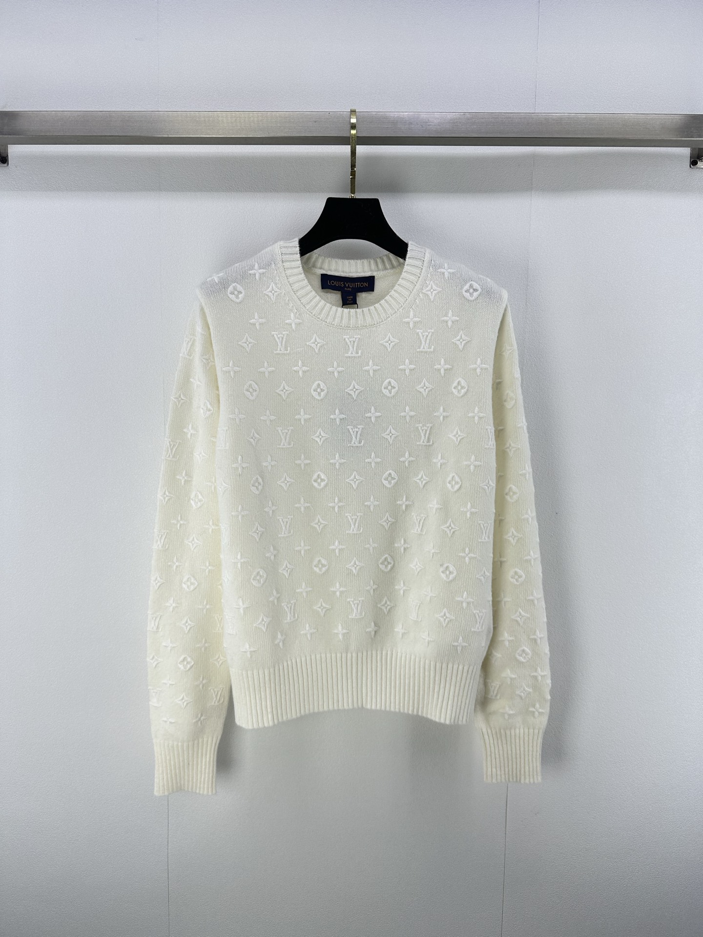 NO:488339,New details on Lv* The latest series of round neck embroidered jacquard pullover sweaters in early autumn!  Synchronize the official website Customized cashmere yarn weaving cashmere material soft and glutinous touch LV classic presbyterian three-dimensional embroidery high-end and warm and style full with one-click round neck pullover sweater style neck cuff thread pit strip design elegant and relaxed single-side cuff elastic tightening match with letter printed leather buckle echoing the whole three-dimensional four-leaf clover letter decoration The overall shape is high-end and fashionable Embroidery creates the brand's exclusive trendy style Add a sense of styling to the regular and versatile style The outfit is full of fashion 4 colors and 3 codes SML,,louis vuitton,sweaters,alexander wang19860909Lv*上新细节 早秋最新系列圆领刺绣提花套头毛衣！官网同步 定制羊绒纱线织造 山羊绒材质触感软糯 LV经典老花立体刺绣 高级又温暖与格调一键拉满 圆领套头毛衣版型 领边袖口螺纹坑条设计优雅松弛 单侧袖口弹力收紧 搭配字母印刻皮扣 呼应通体立体四叶草字母装饰 整体造型高级时髦 刺绣打造品牌专属潮流风格 为常规百搭款式增添造型感 穿搭洋气十足 4色3码SML,,louis vuitton,sweaters,alexander wang,Women's clothing