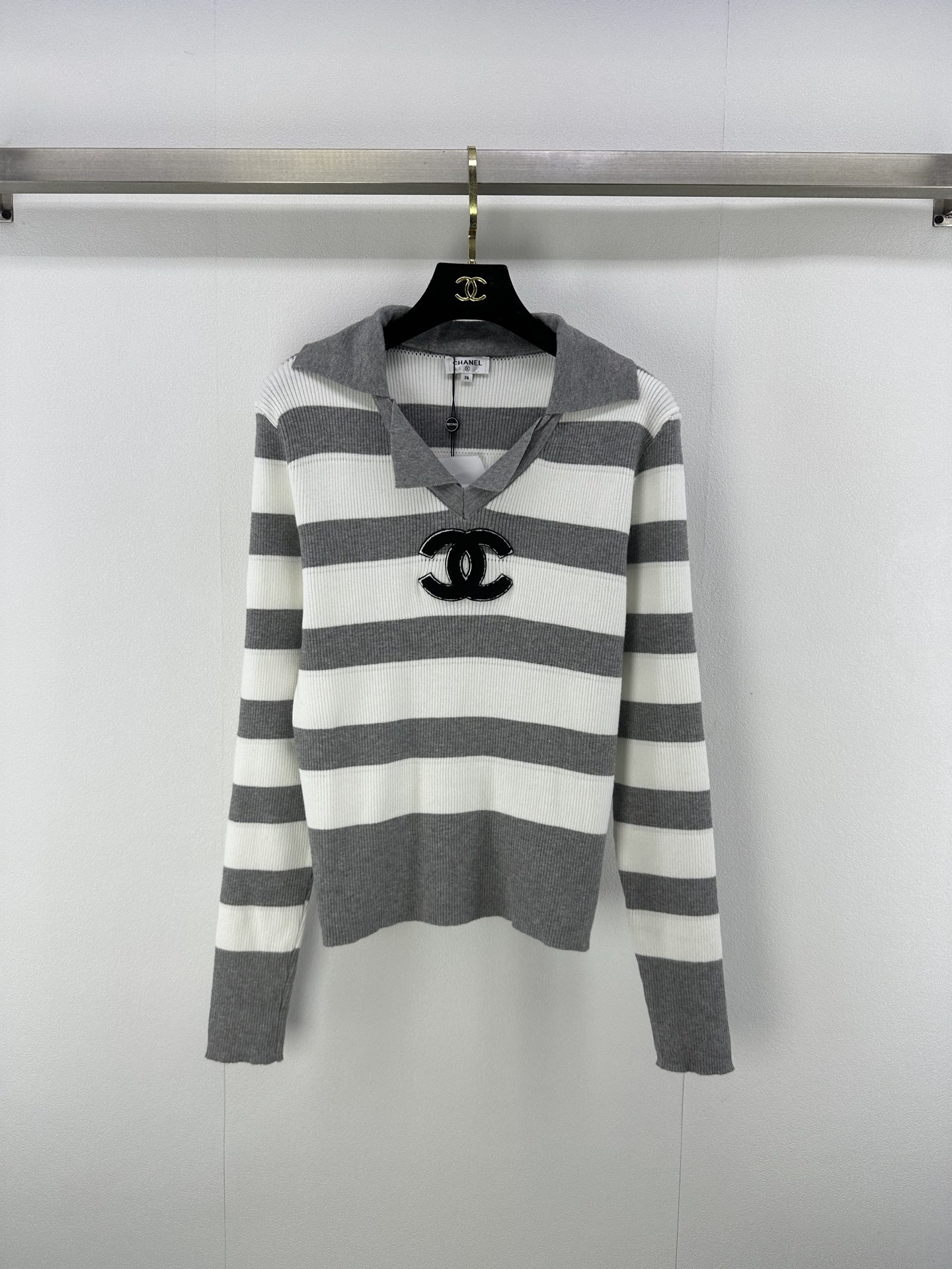 NO:488355,CHANE* New Details The latest fall lapel fake two-piece striped long sleeves!  Positioning logo Custom imported knitted material with high-quality texture and contrasting color edges show the brand's personality!  versatile and not picky. 1 color and 3 code SML, chanel, alexander wang19860909CHANE* 上新细节 秋季最新翻领假两件条纹长袖！定位徽标 定制进口针织材质 质感高级 撞色边彰显品牌张扬个性格调！百搭不挑人 1色3码SML,,chanel,alexander wang,Women's clothing