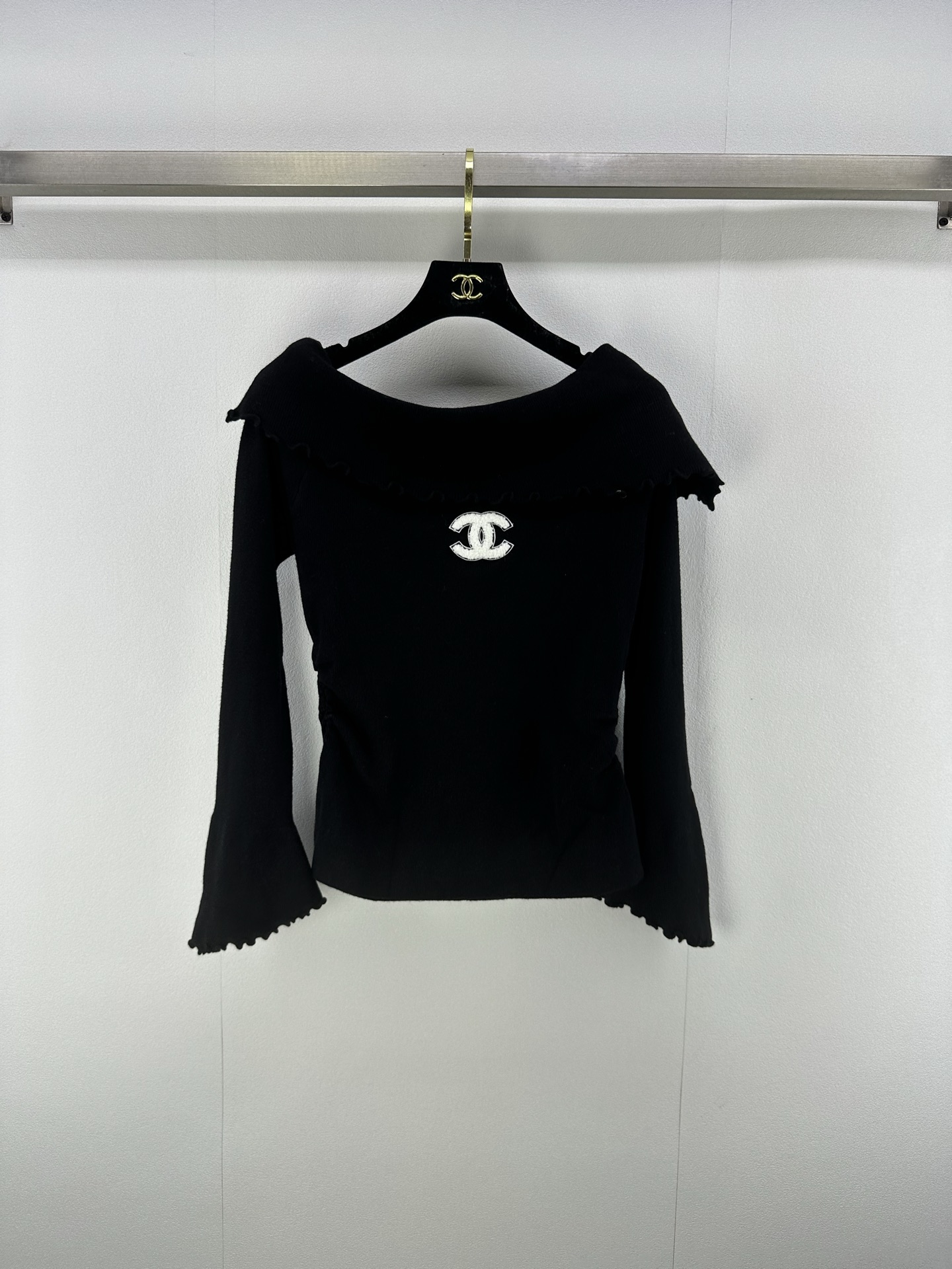 NO:488363,Chane* new details New autumn style one-shoulder lace collar long sleeves Tight striped knit fabric, one-shoulder lapel design perfectly reveals the clavicle and neck curves, fashionable and elegant, versatile and not picky 3 colors 3 size SML., chanel, alexander wang19860909Chane*上新细节 秋季新款一字肩花边领长袖 紧密的条纹针织面料,一字肩翻领设计,完美地展露出锁骨与脖颈曲线,时髦又气质 ,百搭不挑人 3色3码SML.,,chanel,alexander wang,Women's clothing