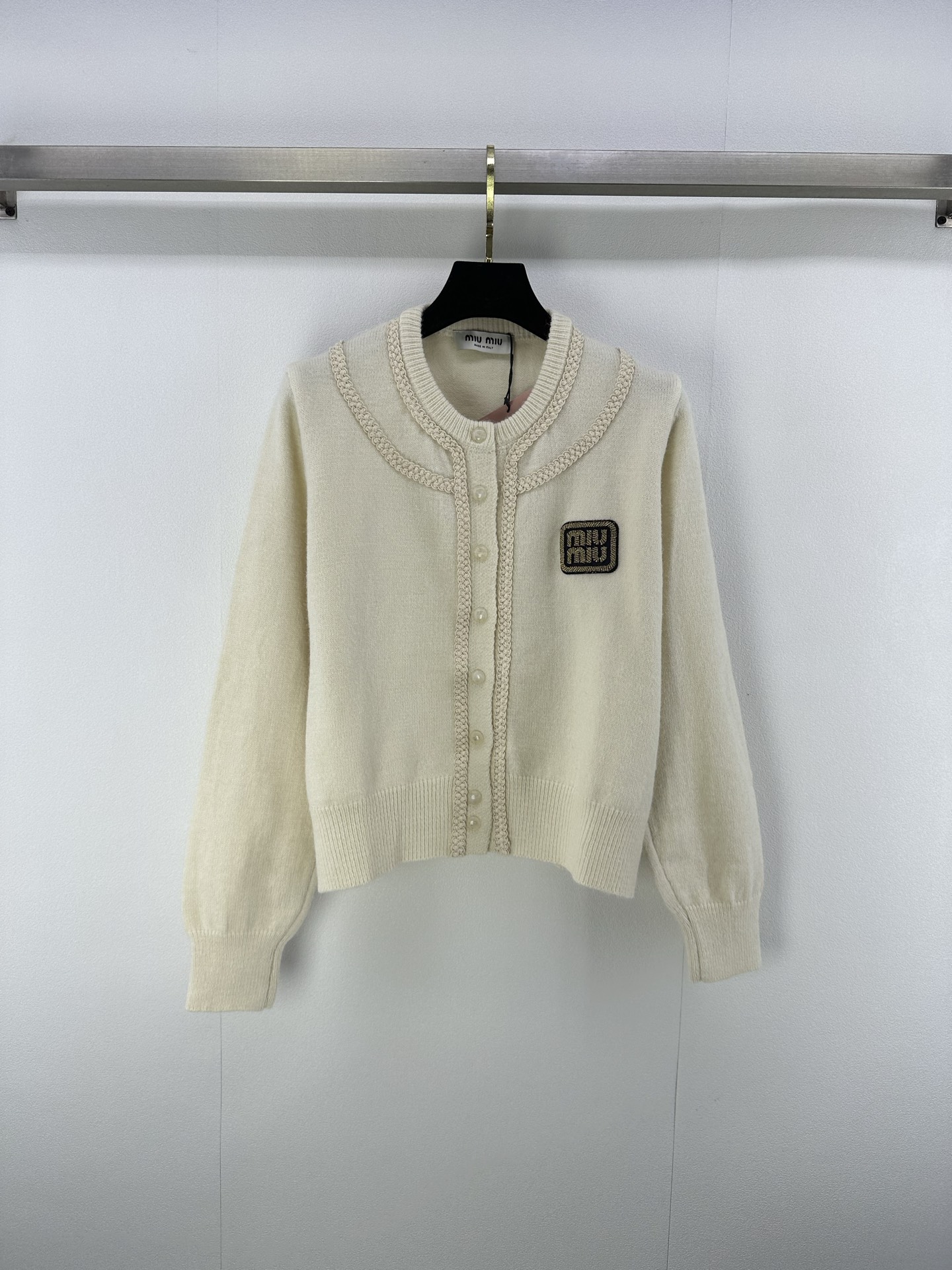 NO:488370,Miumi* new details The latest lace cardigan in autumn has a high-end texture and comfortable texture. The long-sleeved knitted cardigan has a high-end look and feel, showing a relaxed tone. The first choice for fashionable outfits in all seasons!  2 colors 3 codes SML, miumiu, alexander wang19860909Miumi*上新细节 秋季最新花边开衫长袖 质感高级 光泽舒适 针织开衫长袖剪裁凸显穿搭高级感 尽显松弛调性 四季时尚穿搭首选！ 2色3码SML,,miumiu,alexander wang,Women's clothing