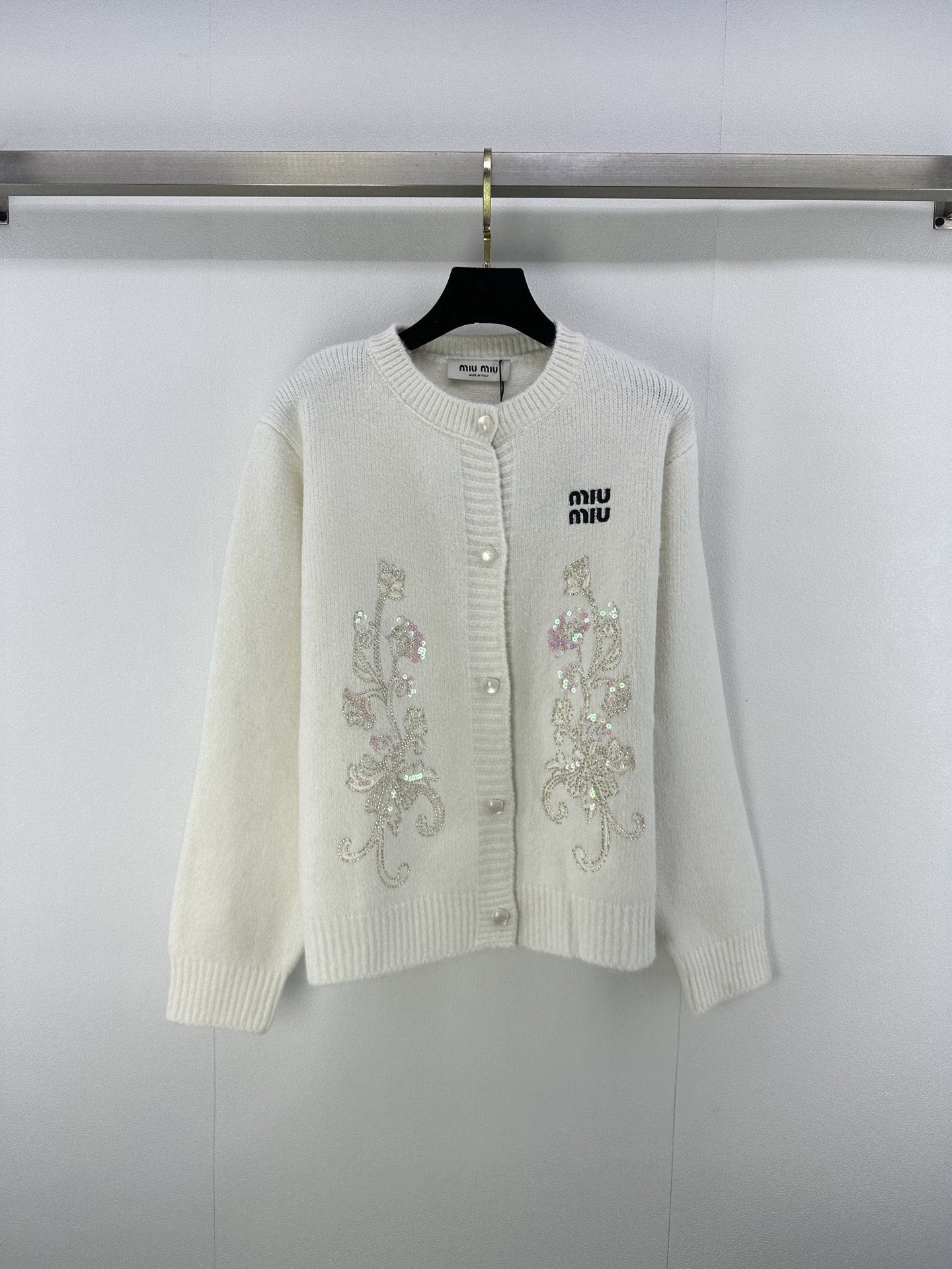 NO:488377,Miumi* new details, new autumn v-neck beaded cardigan with long sleeves, heavy industry beaded body, playful and age-reducing look white!  Age-reducing fashion style exquisite details, a must-have item for trendy people, 2 colors and 3 sizes SML, miumiu, alexander wang19860909Miumi*上新细节 秋季新款v领钉珠开衫长袖 重工钉珠衣身 穿搭俏皮减龄显白！减龄时尚款细节精致 潮人必备单品哦 2色3码SML,,miumiu,alexander wang,Women's clothing