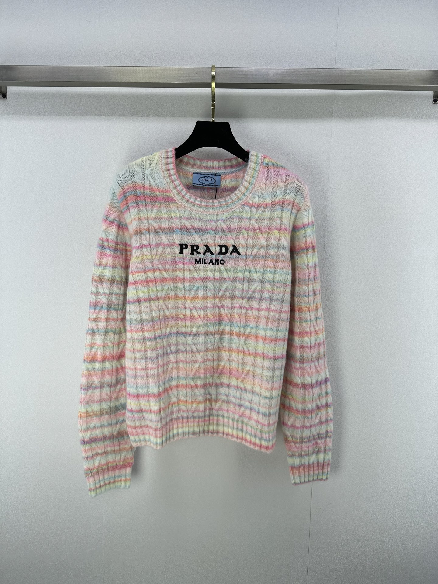 NO:488384,New details on Prad*. New autumn round neck contrasting striped long sleeves. Customized YB wool yarn weaving. High-quality and comfortable. Round neck knitted long sleeves. Multi-color striped patterns are intertwined. Youthful and lively. Embroidered letter logos show brand personality. Highlights and high-end outfits. Design echoes and coordinates. Shows slack tone. Light luxury and fashionable temperament. You can wear them alone. The first choice for fashion outfits in all seasons. 2 colors and 3 codes. SML, prada, alexander wang.19860909Prad*上新细节 秋季新款圆领撞色条纹长袖 定制YB羊毛纱线织造 质感高级舒适 圆领针织长袖 通体多色条纹纹路交织 青春感满溢 更显风格活泼 刺绣字母徽标 彰显品牌个性 凸显穿搭高级感 设计呼应协调 尽显松弛调性 轻奢时髦气质 单穿叠穿均可 四季时尚穿搭首选 2色3码SML,,prada,alexander wang,Women's clothing