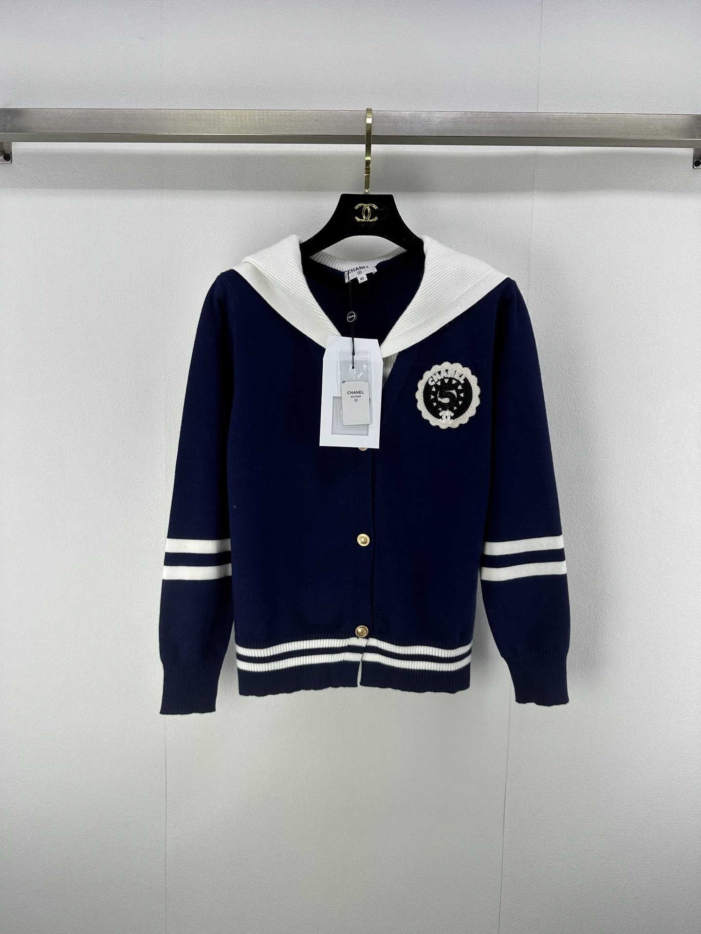 NO:488391,Chane* New details New autumn and winter 5-character micro-marked long-sleeved fake two-piece cardigan with high texture, elastic and comfortable navy collar knitted cardigan cut, beautify the proportion of head and shoulders, make the collar iconic letter logo, contrasting stripes and lines, presenting a retro college style, regular loose style, fashionable and slimming, easy to control when traveling or gatherings, 3 colors and 3 codes SML, chanel, alexander wang19860909Chane* 上新细节 秋冬新款5字微标长袖假两件开衫 质感高级 弹力舒适 海军领针织开衫剪裁 美化头肩比例更显瘦 领前标志性字母徽标 撞色条纹线条相织 呈现复古学院风格 常规宽松版型 时髦显瘦 日常出行或聚会轻松驾驭 3色3码SML,,chanel,alexander wang,Women's clothing