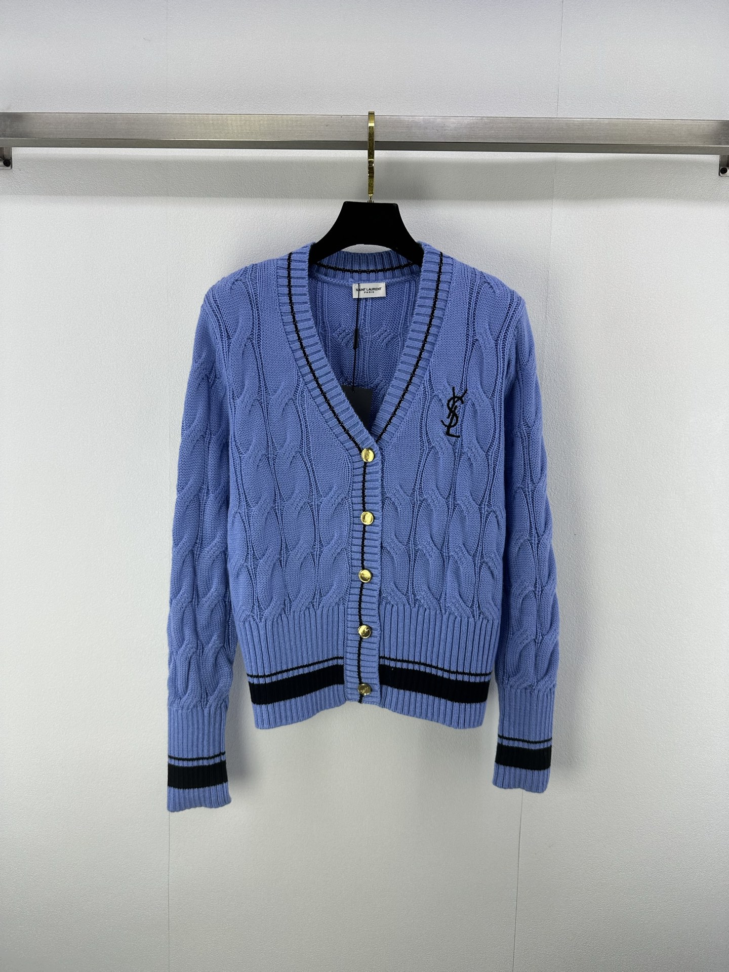 NO:489596,ysl* New details The latest knitted knitted v-neck cardigan in autumn!  The weaving texture matches the brand feel!  Giant high-end color scheme, logo embellishments are easy to attract attention, and the celebrity girl is elegant and high-end!  The universal and versatile version makes the upper body look slimming!  1 color 3 code SML, saint laurent,alexander wang19860909ysl* 上新细节 秋季最新编织针织v领开衫！编织纹理搭配大牌感十足！巨高级配色,logo点缀轻松吸引眼球,名媛少女优雅又高级！万能百搭版型上身巨显瘦！ 1色3码SML,,saint laurent,alexander wang,Women's clothing