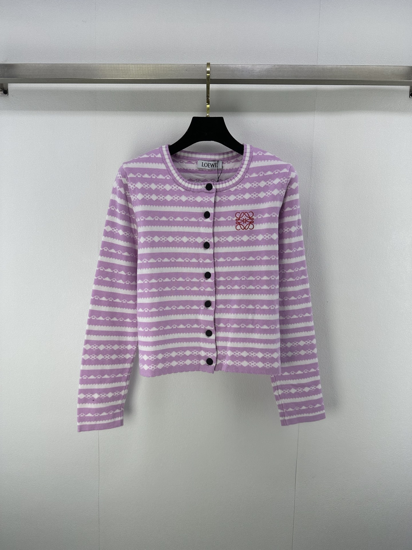 NO:491715,Loew* new details, new round-neck striped cardigan in autumn, long sleeves, customized YB wool yarn, high-quality and comfortable texture, long-sleeved round-neck knitted cardigan, long sleeves, multi-color striped patterns, full of youthfulness, more lively style, embroidered letter logo, highlights the brand's personality, highlights the high-end feeling of outfits, design echoes and coordinates, showing relaxed tone, light luxury and fashionable temperament, can be worn alone, the first choice for fashionable outfits in all seasons, 2 colors and 3 codes, loewe, alexander wang19860909loew*上新细节 秋季新款圆领条纹开衫长袖 定制YB羊毛纱线织造 质感高级舒适 圆领针织开衫长袖 通体多色条纹纹路交织 青春感满溢 更显风格活泼 刺绣字母徽标 彰显品牌个性 凸显穿搭高级感 设计呼应协调 尽显松弛调性 轻奢时髦气质 单穿叠穿均可 四季时尚穿搭首选 2色3码SML,,loewe,alexander wang,Women's clothing