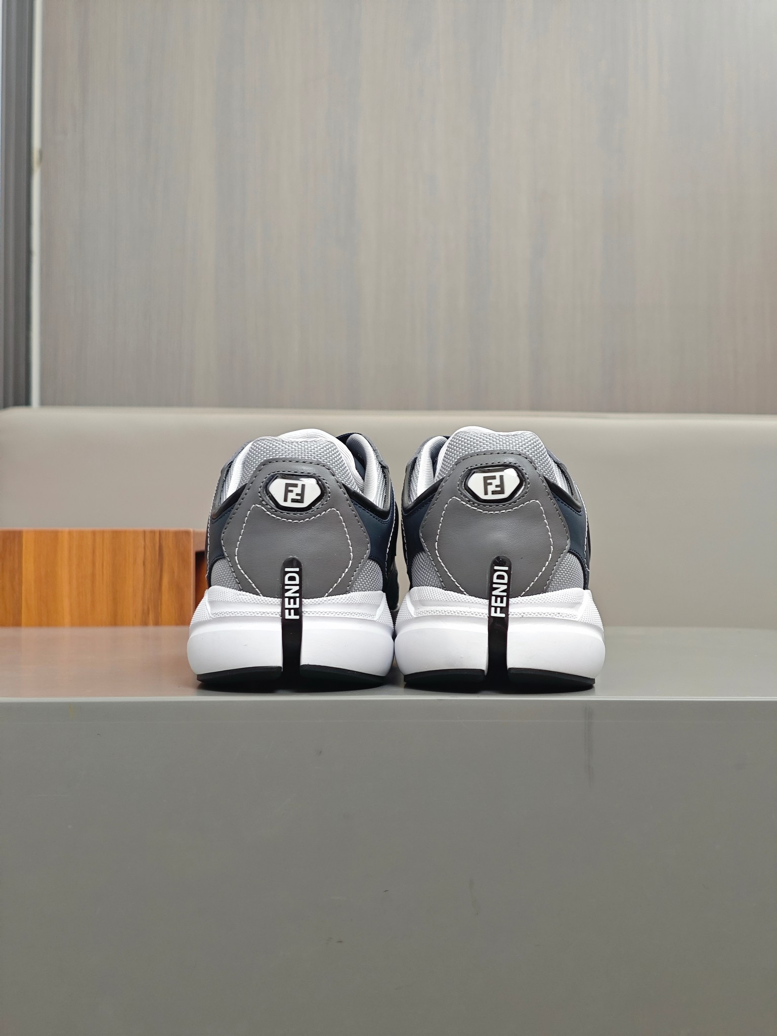 [FENDI] Fendi P380 - Zapatillas de deporte casuales originales de calidad de gama alta - Parte super