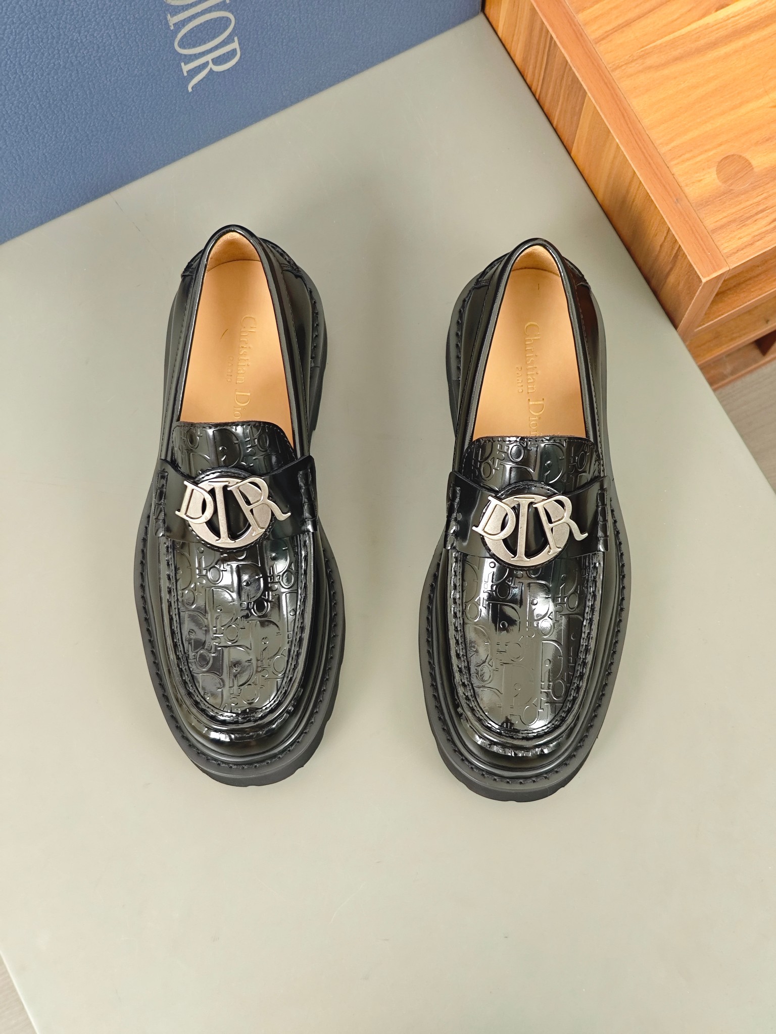 NO:270542,D R Mocasin shoes combine novel shoe shapes, high-quality materials and exquisite details. Imported cowhide uppers are decorated with Gancio buckles, bringing a luxurious style. TP sole is light and flexible. Size 39-44 (38.45 customized), cowhide19860909D R 莫卡辛鞋集新颖鞋型、上乘材质与精湛细节于一体,进口牛皮 鞋面点缀Gancio扣饰,焕现奢华风采.TP鞋底轻快 质感柔韧 Size 39-44(38.45订做),,cowhide,Men's shoes