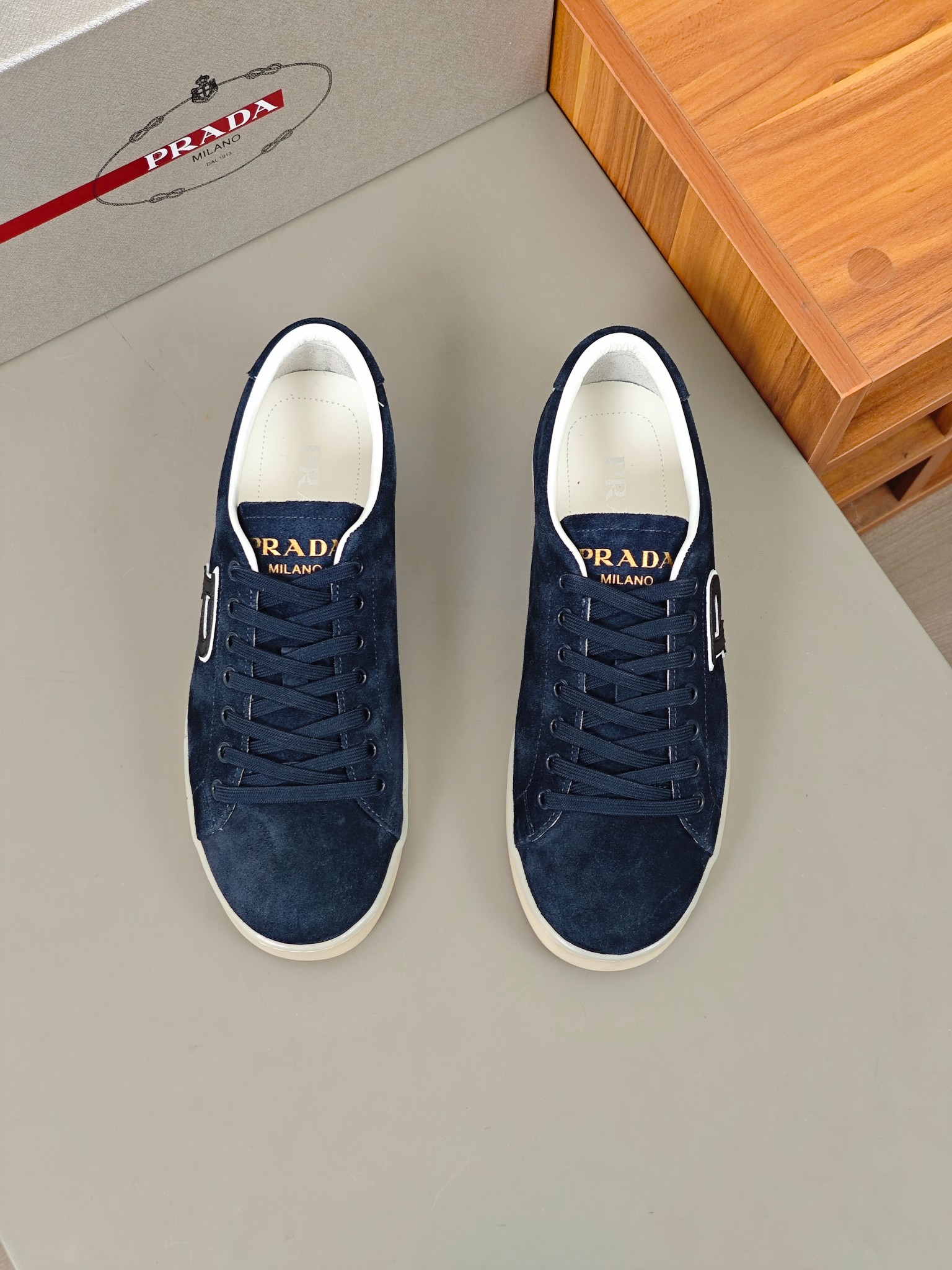 NO:270545,Prada/Prada Men's new sports and casual shoes. The upper of this sneaker is spliced ​​with imported calfskin, and the outside is decorated with P's classic metal triangle enamel logo, inner mesh cloth, footbed cowhide, and the sole is an anti-slip sports exclusive rubber sole with logo. It has a good feeling on the feet, and is fashionable and fashionable!  Size39-44 (38. Custom made), prada, prada, sneakers, cowhide19860909Prada/普拉达 男士新款运动休闲鞋,这款运动鞋鞋面采用进口小牛皮拼接,外侧饰以P家经典金属三角珐琅徽标,内里网布,垫脚牛皮,大底采用防滑运动专属带logo橡胶大底,上脚脚感很好,洋气时髦单品！ Size39-44（38.定做）,,prada,prada,sneakers,cowhide,Men's shoes