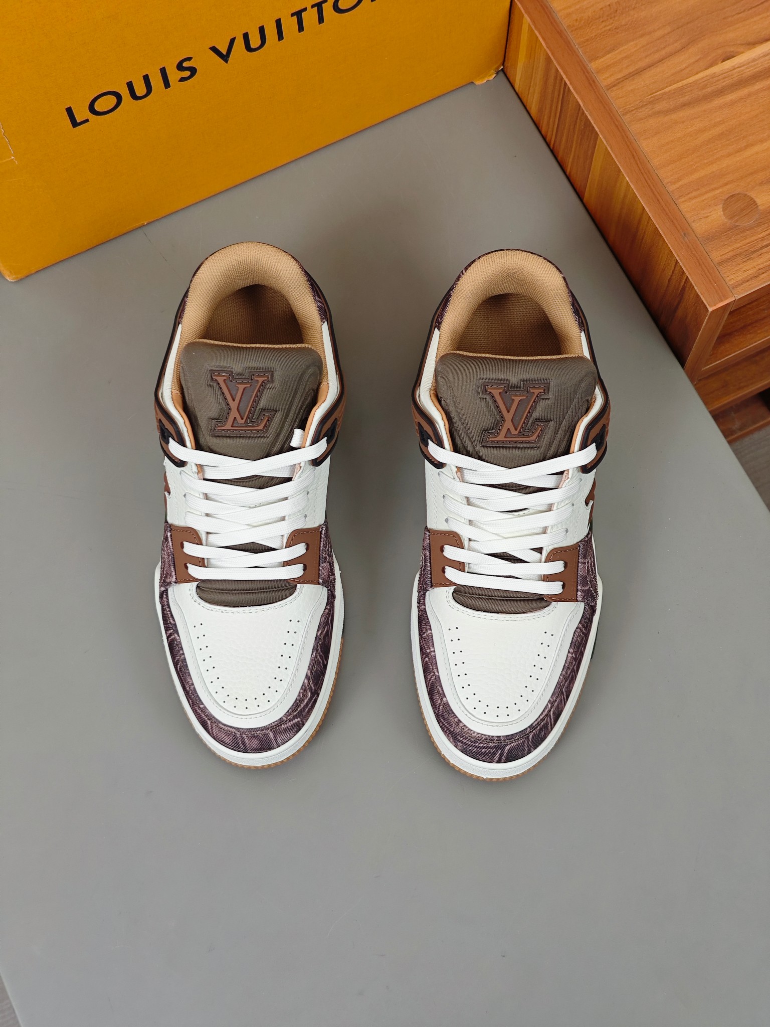 NO:270554,【Louis Vuitton】Louis Vuitton - High-end quality Original single casual sneakers - Upper smacking calfskin, brand totem canvas, shoe body sewing brand injection module - Neil brand canvas - Outsole original TPR. Rubber; Two-color molded outsole - Ultra-high quality control · Fine workmanship highlighting (high-end · noble · grade) - Size 39-44 (38, 45, custom made)·L0111,,louis vuitton,louis vuitton,sneakers,cowhide19860909【Louis Vuitton】路易威登 -高端品质 原单休闲运动鞋 -鞋面摔纹小牛皮、品牌图腾帆布、鞋身车缝品牌注塑模块 -内里品牌帆布 -大底原版TPR.橡胶；双色成型大底 -超高品控·做工精细凸显(高端·贵气·档次) -Size 39-44（38,45,可订做)·L0111,,louis vuitton,louis vuitton,sneakers,cowhide,Men's shoes