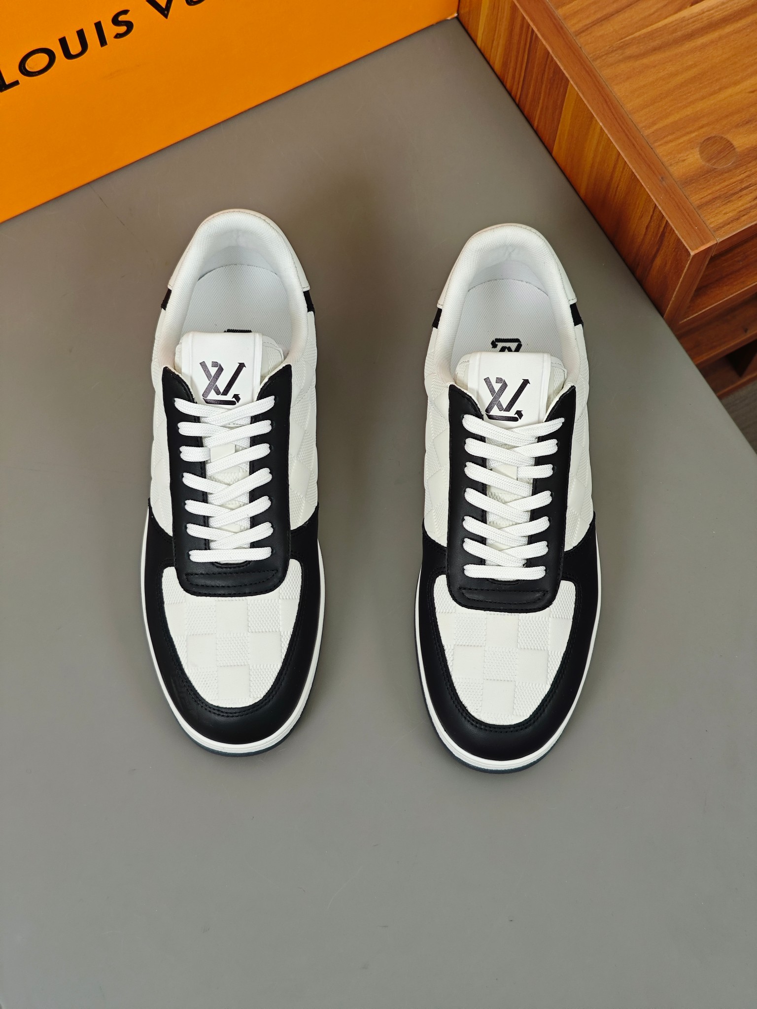 NO:271317,L Men's classic casual sneakers, this Beverly Hills sneakers are soft cowhide leather to depict the classic Monogram embossed, creating an elegant upper. The rubber outsole is thick and light, and is embossed with Louis Vuitton logo embossed. The lining inner sole and technological lining are upgraded to comfort again. The inner lining of Italy imported calfskin is high-end and comfortable, and the original outsole is light and wear-resistant!  Pure handmade, details determine quality!  Size38-44, louis vuitton,sneakers,cowhide19860909L 男士经典休闲运动鞋,本款 Beverly Hills 运动鞋为柔软牛皮革描摹经典 Monogram 压花,塑造优雅鞋面.橡胶外底厚实而不失轻盈,其上点缀路易威登标识压纹.加衬内底和科技内衬再度升级舒适体验.意大利进口小牛皮内里高档舒适,原版大底轻盈耐磨！纯手工制作,细节决定品质！ Size38-44,,louis vuitton,sneakers,cowhide,Men's shoes