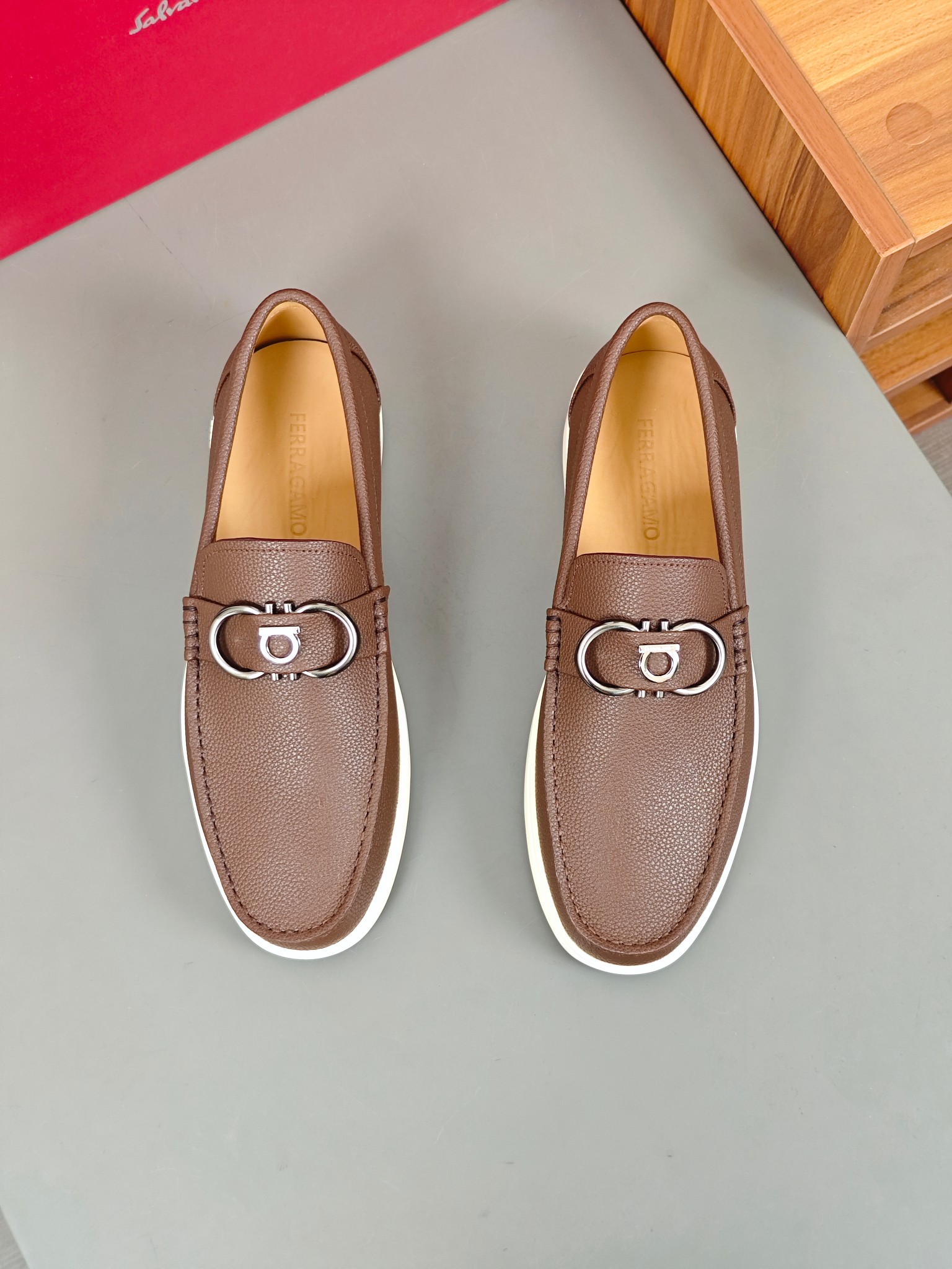 Punto explosivo nuevo en los estantes, zapatos de frijol de alta calidad para hombre Ferragamo de al