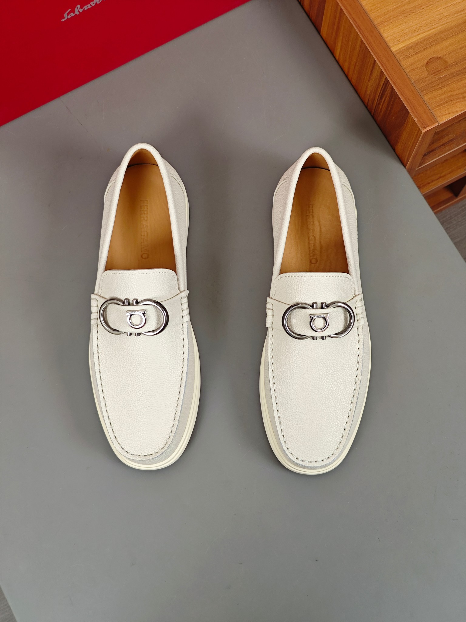 Punto explosivo nuevo en los estantes, zapatos de frijol de alta calidad para hombre Ferragamo de al
