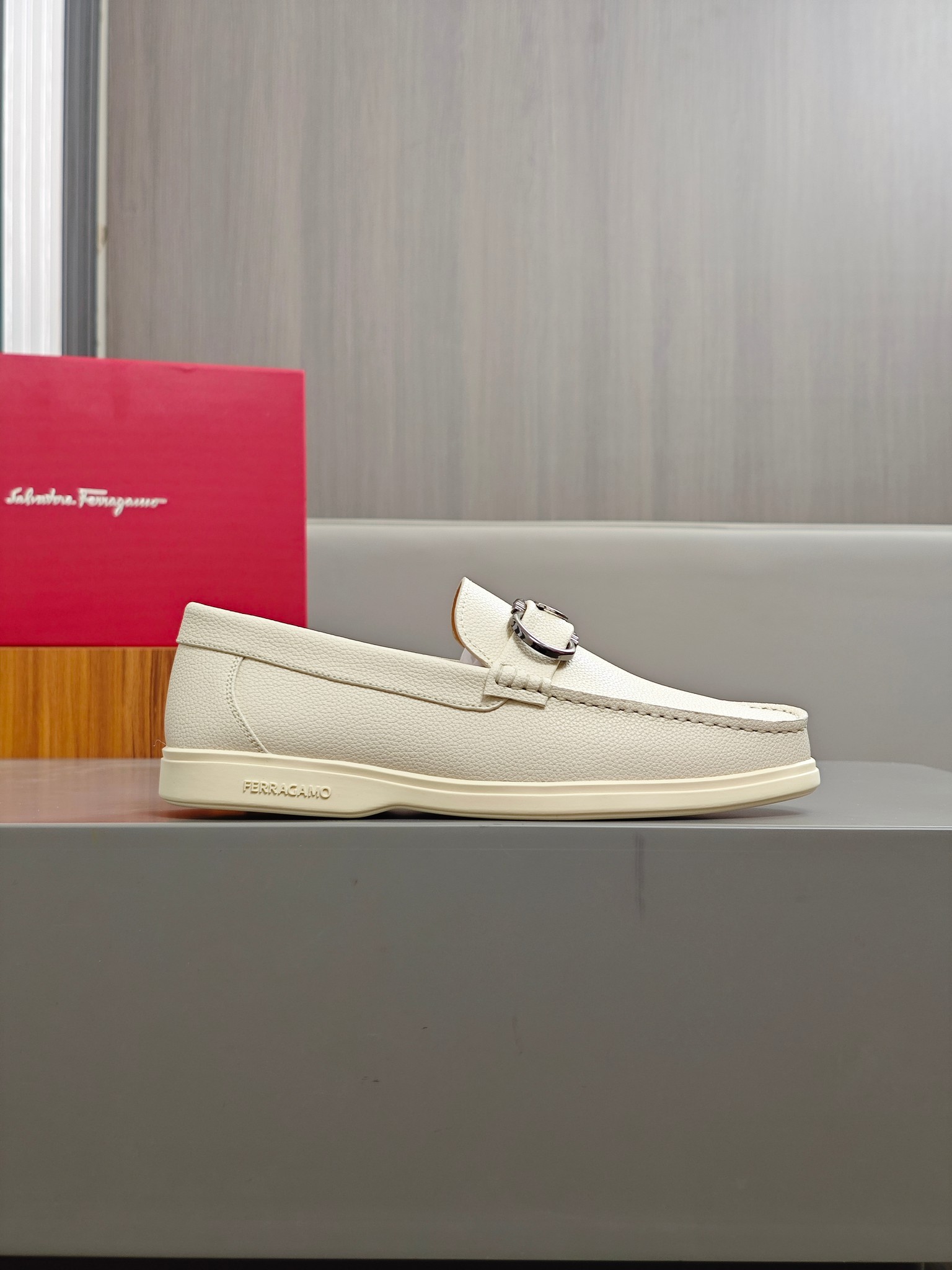 Punto explosivo nuevo en los estantes, zapatos de frijol de alta calidad para hombre Ferragamo de al