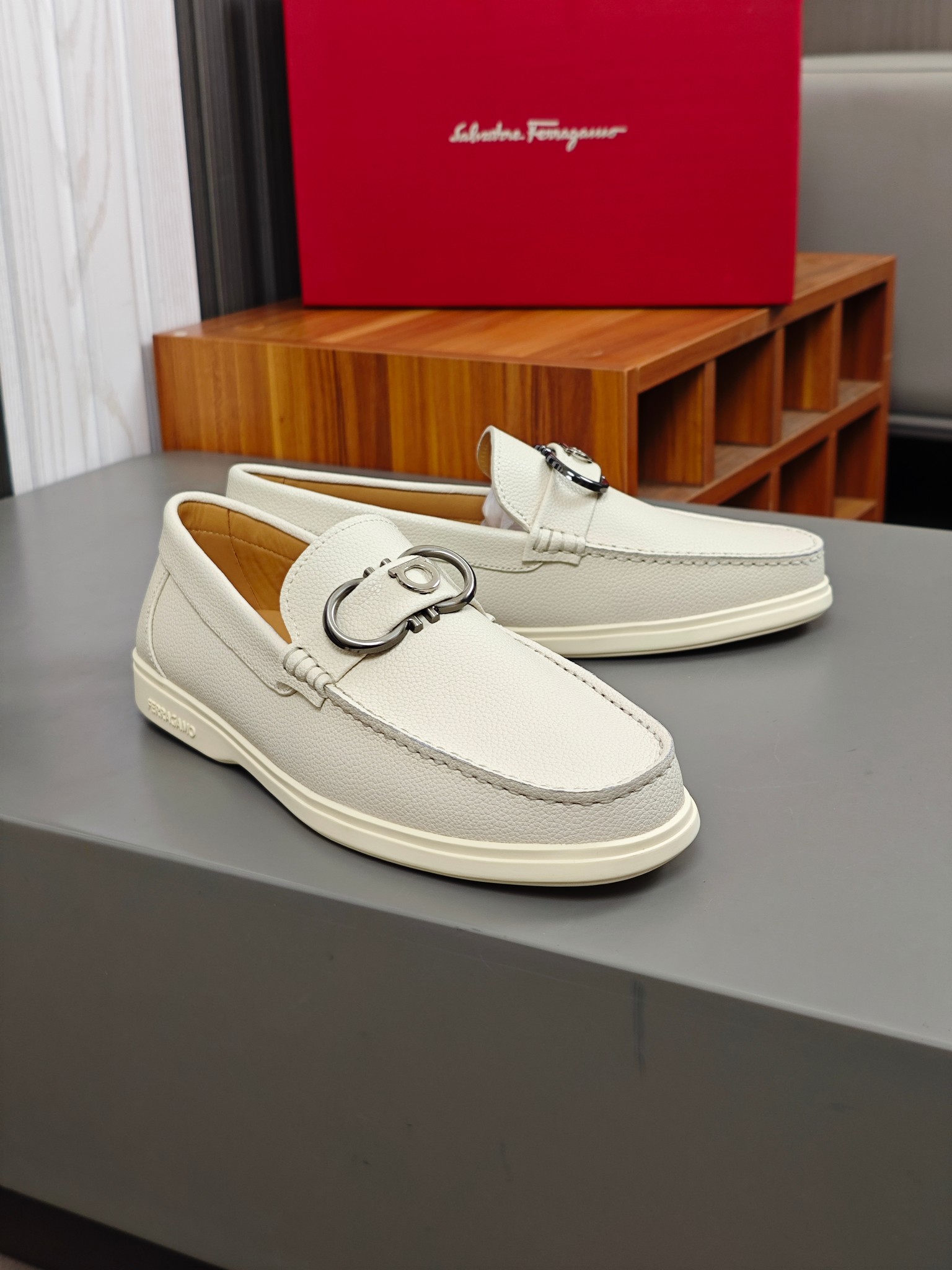Punto explosivo nuevo en los estantes, zapatos de frijol de alta calidad para hombre Ferragamo de al