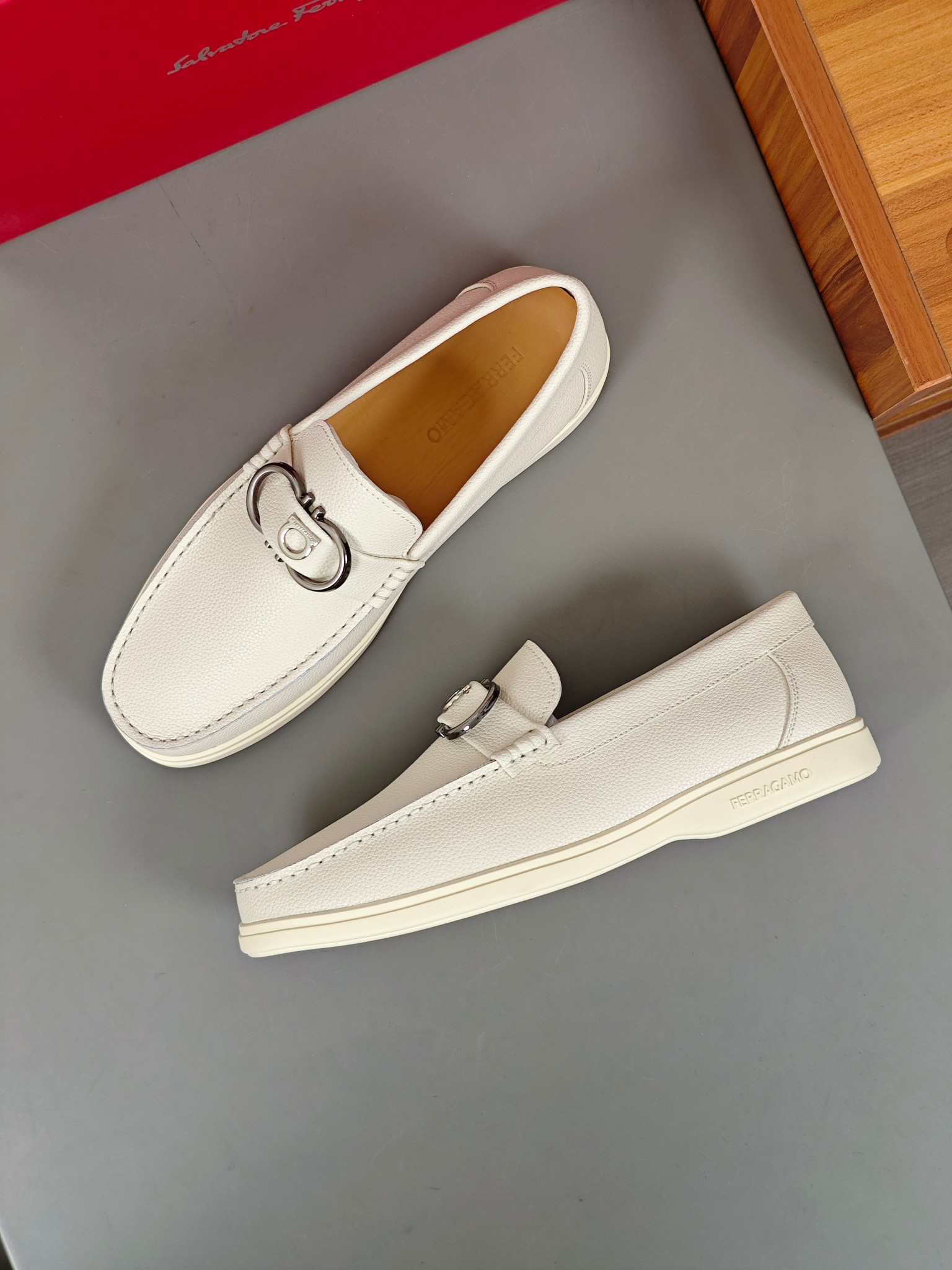 Punto explosivo nuevo en los estantes, zapatos de frijol de alta calidad para hombre Ferragamo de al