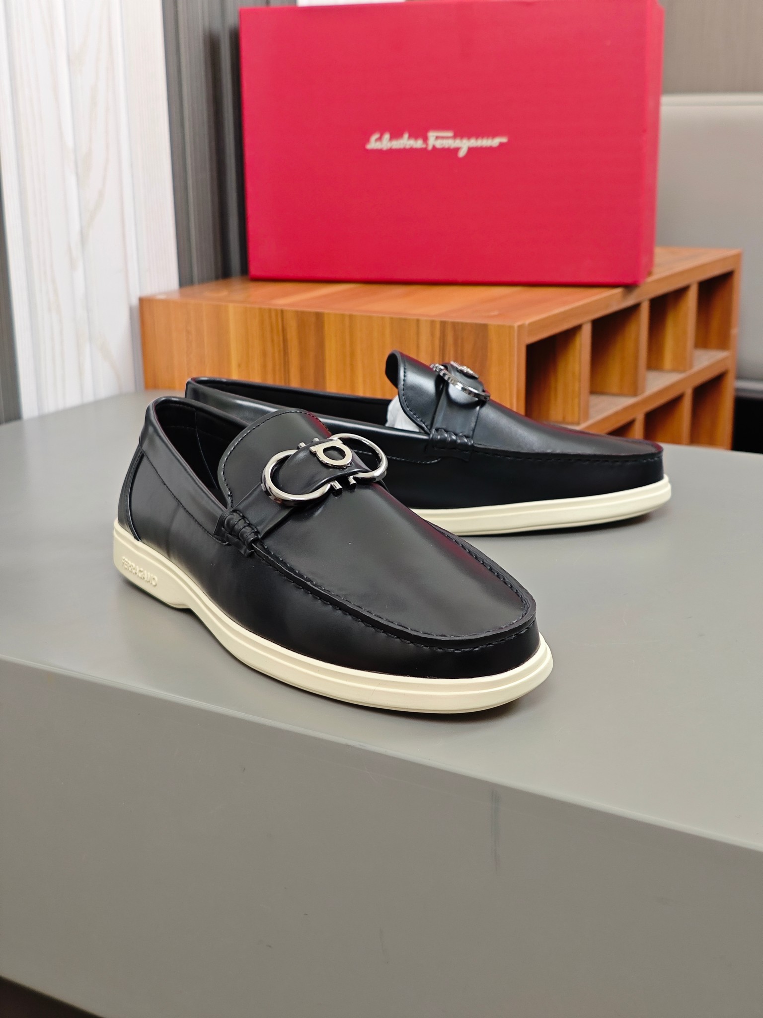 Punto explosivo nuevo en los estantes, zapatos de frijol de alta calidad para hombre Ferragamo de al