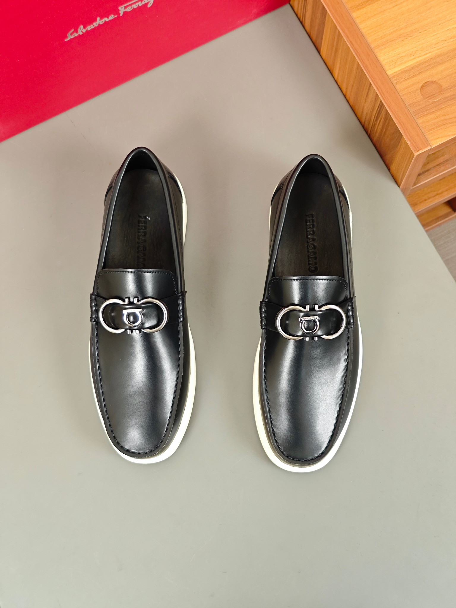 Punto explosivo nuevo en los estantes, zapatos de frijol de alta calidad para hombre Ferragamo de al