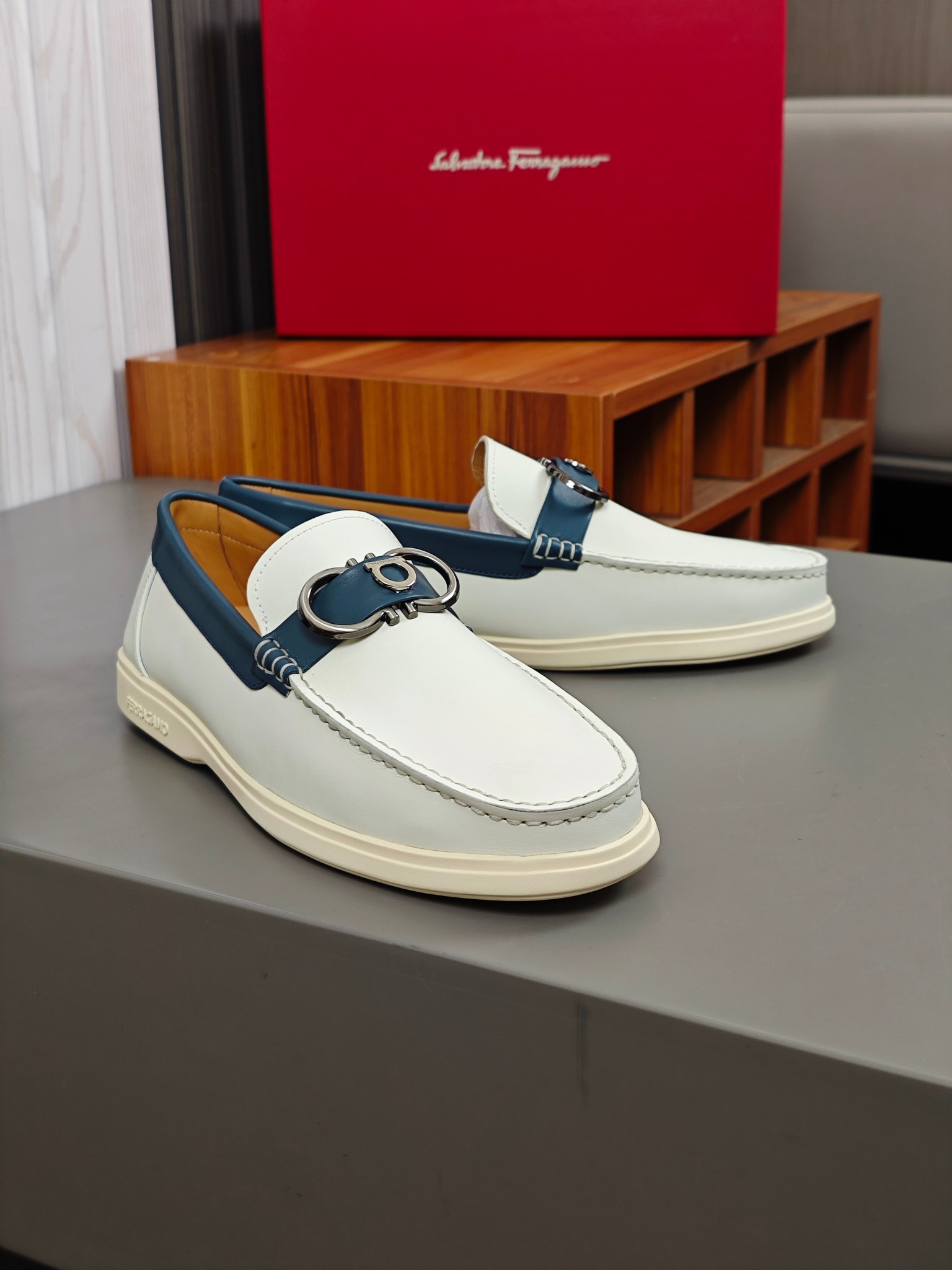 Punto explosivo nuevo en los estantes, zapatos de frijol de alta calidad para hombre Ferragamo de al