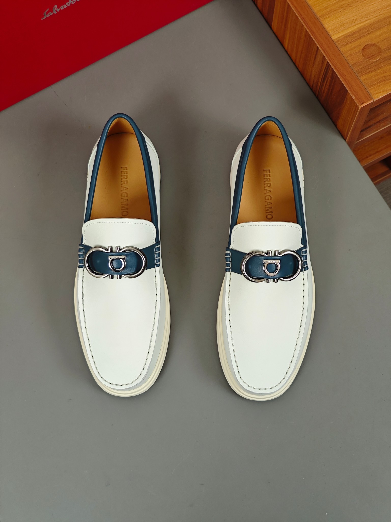 Punto explosivo nuevo en los estantes, zapatos de frijol de alta calidad para hombre Ferragamo de al