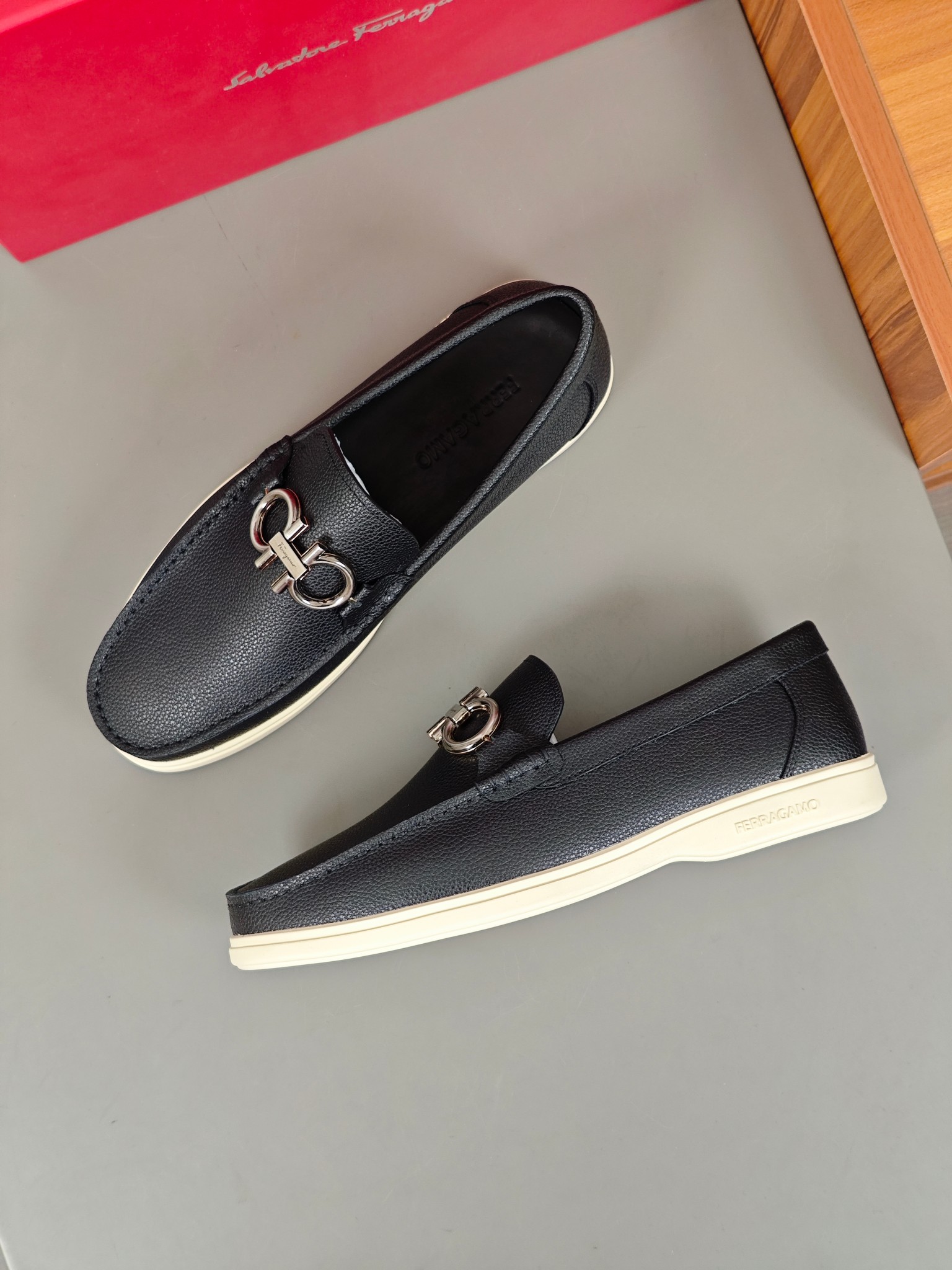 Punto explosivo nuevo en los estantes, zapatos de frijol de alta calidad para hombre Ferragamo de al