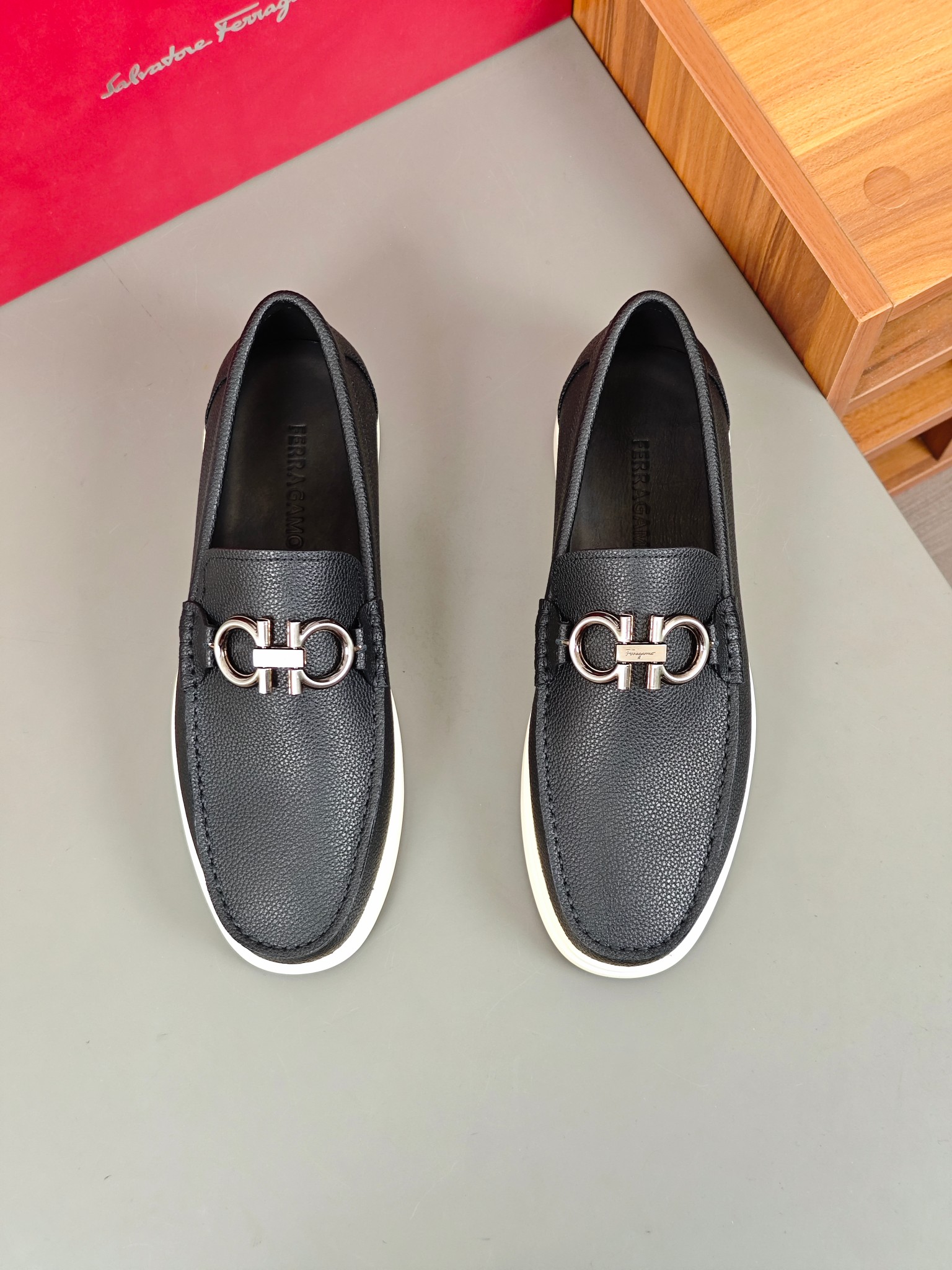Punto explosivo nuevo en los estantes, zapatos de frijol de alta calidad para hombre Ferragamo de al