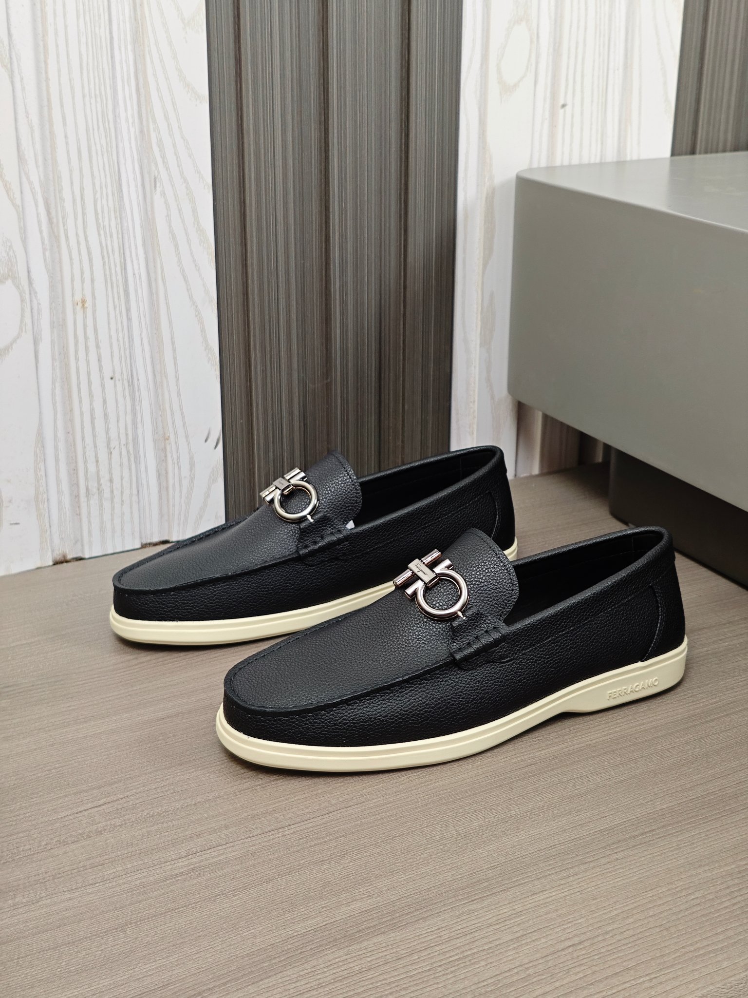 Punto explosivo nuevo en los estantes, zapatos de frijol de alta calidad para hombre Ferragamo de al