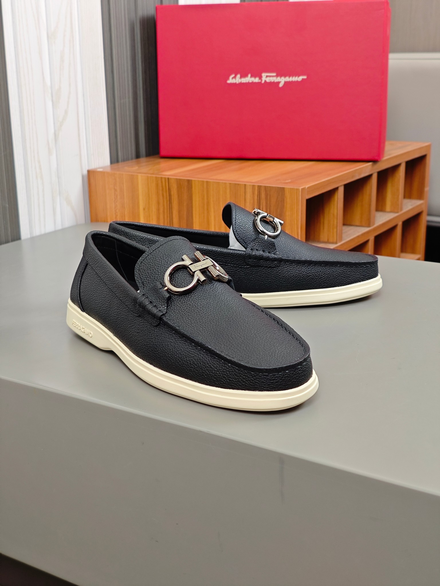 Punto explosivo nuevo en los estantes, zapatos de frijol de alta calidad para hombre Ferragamo de al