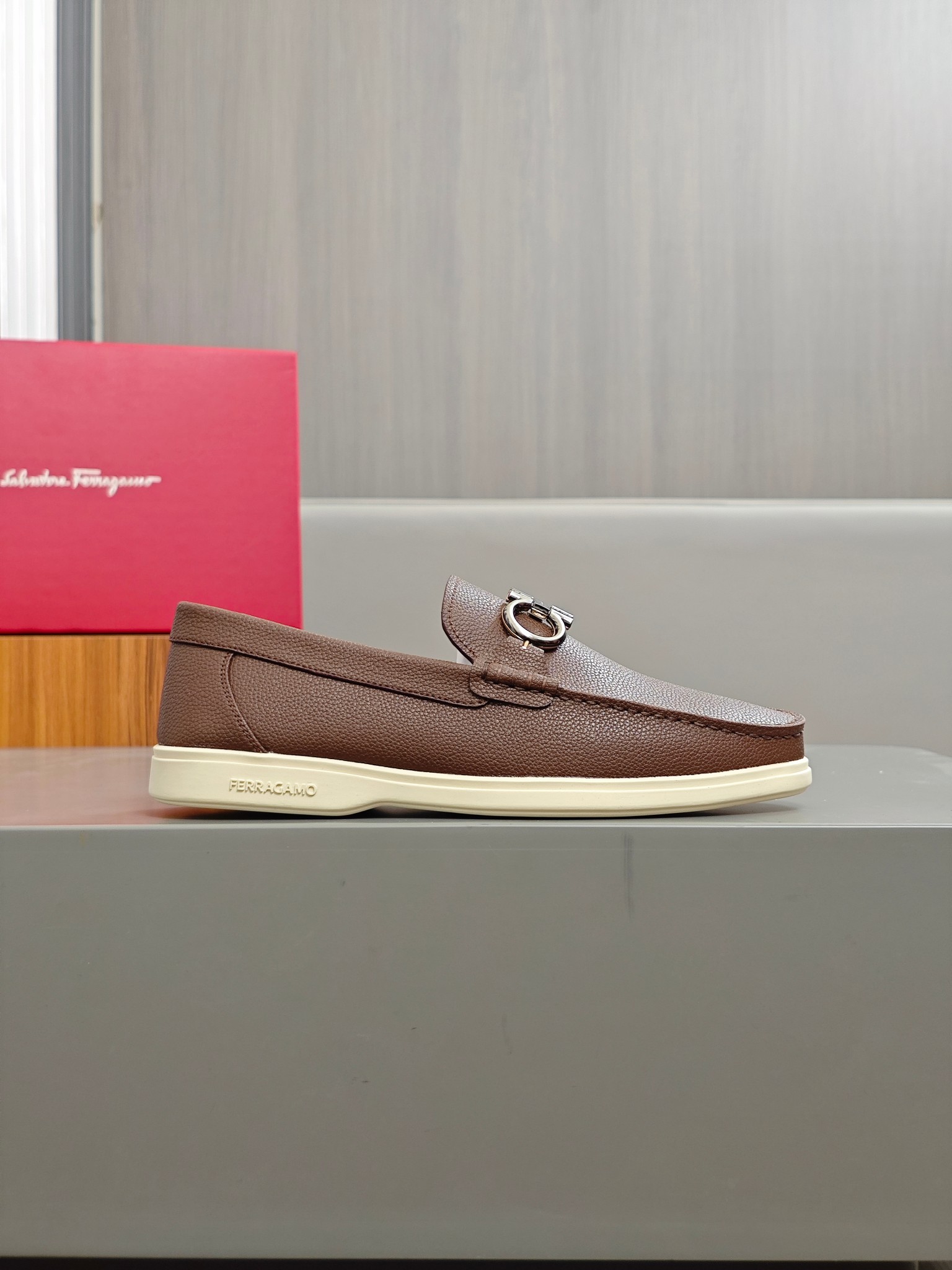 Punto explosivo nuevo en los estantes, zapatos de frijol de alta calidad para hombre Ferragamo de al