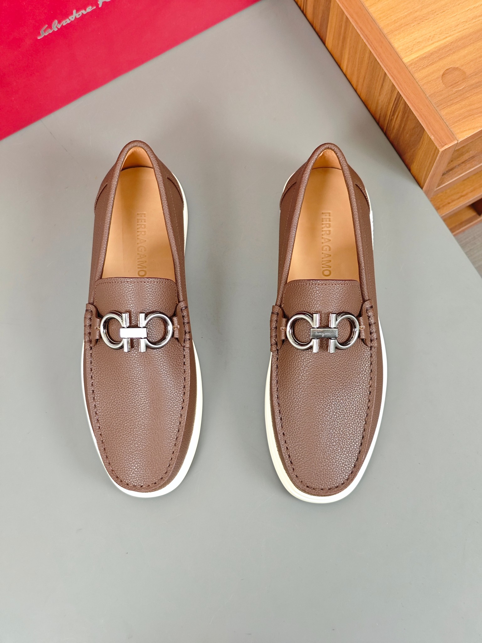 Punto explosivo nuevo en los estantes, zapatos de frijol de alta calidad para hombre Ferragamo de al