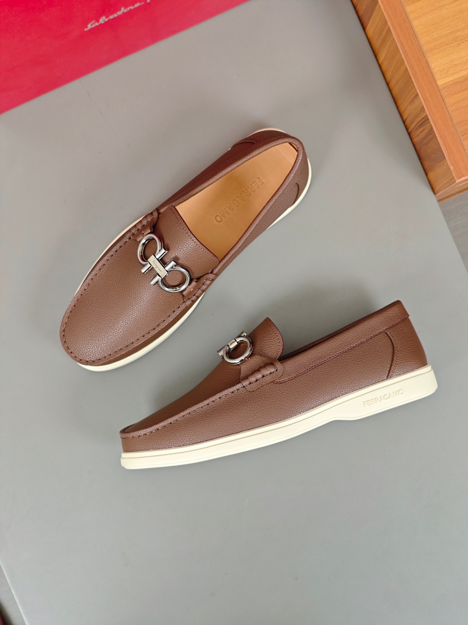 Punto explosivo nuevo en los estantes, zapatos de frijol de alta calidad para hombre Ferragamo de al