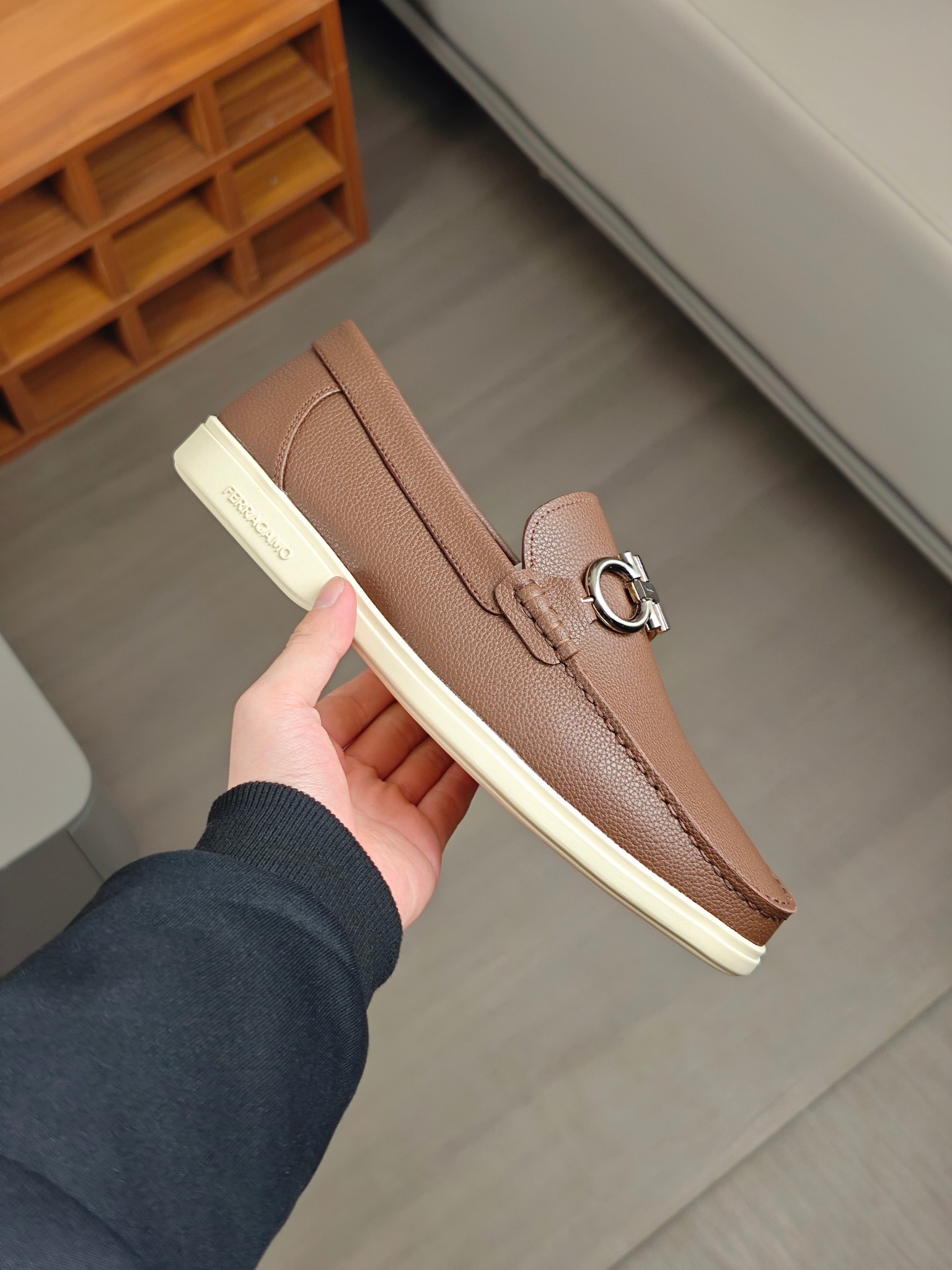 Punto explosivo nuevo en los estantes, zapatos de frijol de alta calidad para hombre Ferragamo de al