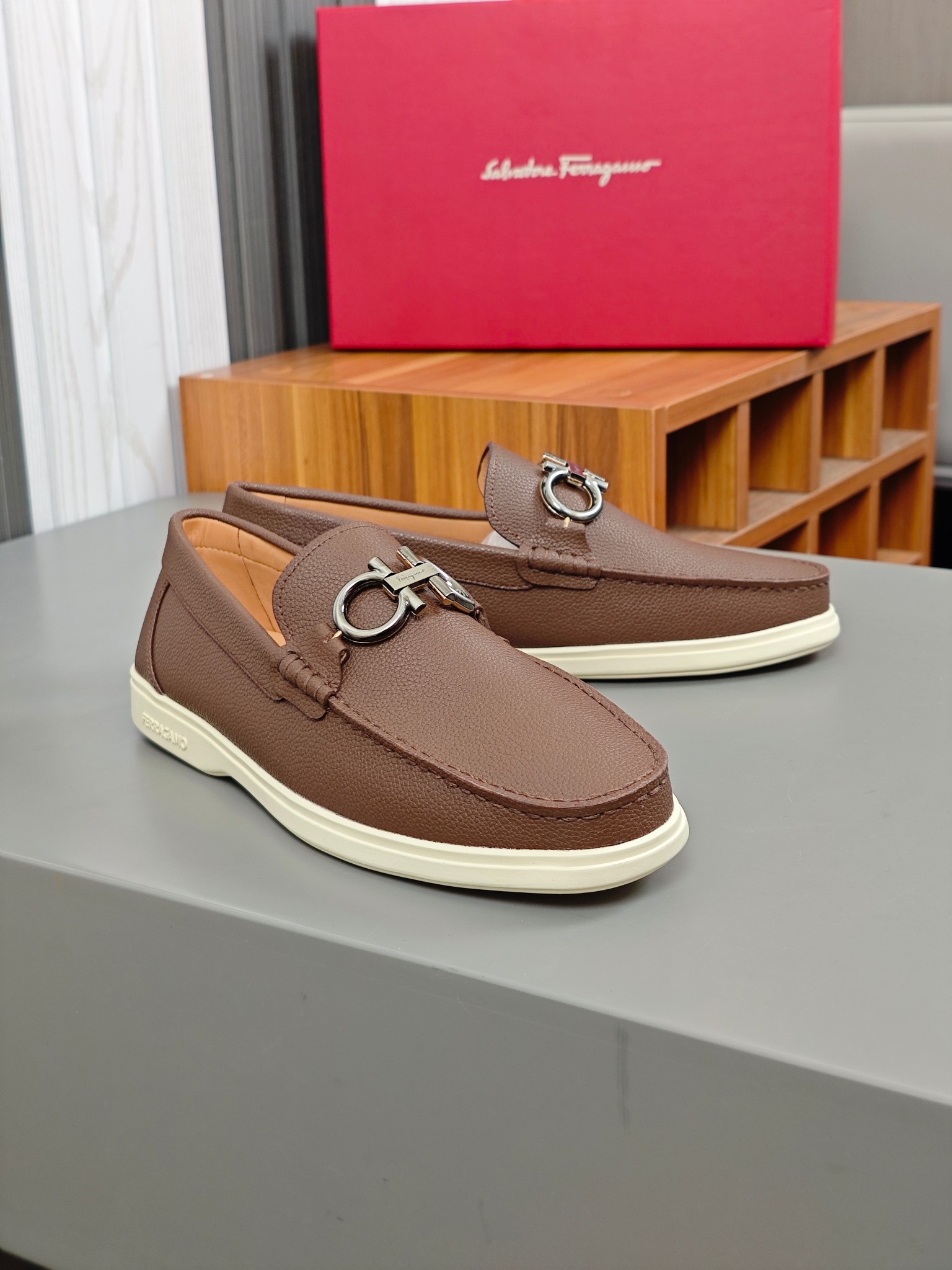 Punto explosivo nuevo en los estantes, zapatos de frijol de alta calidad para hombre Ferragamo de al