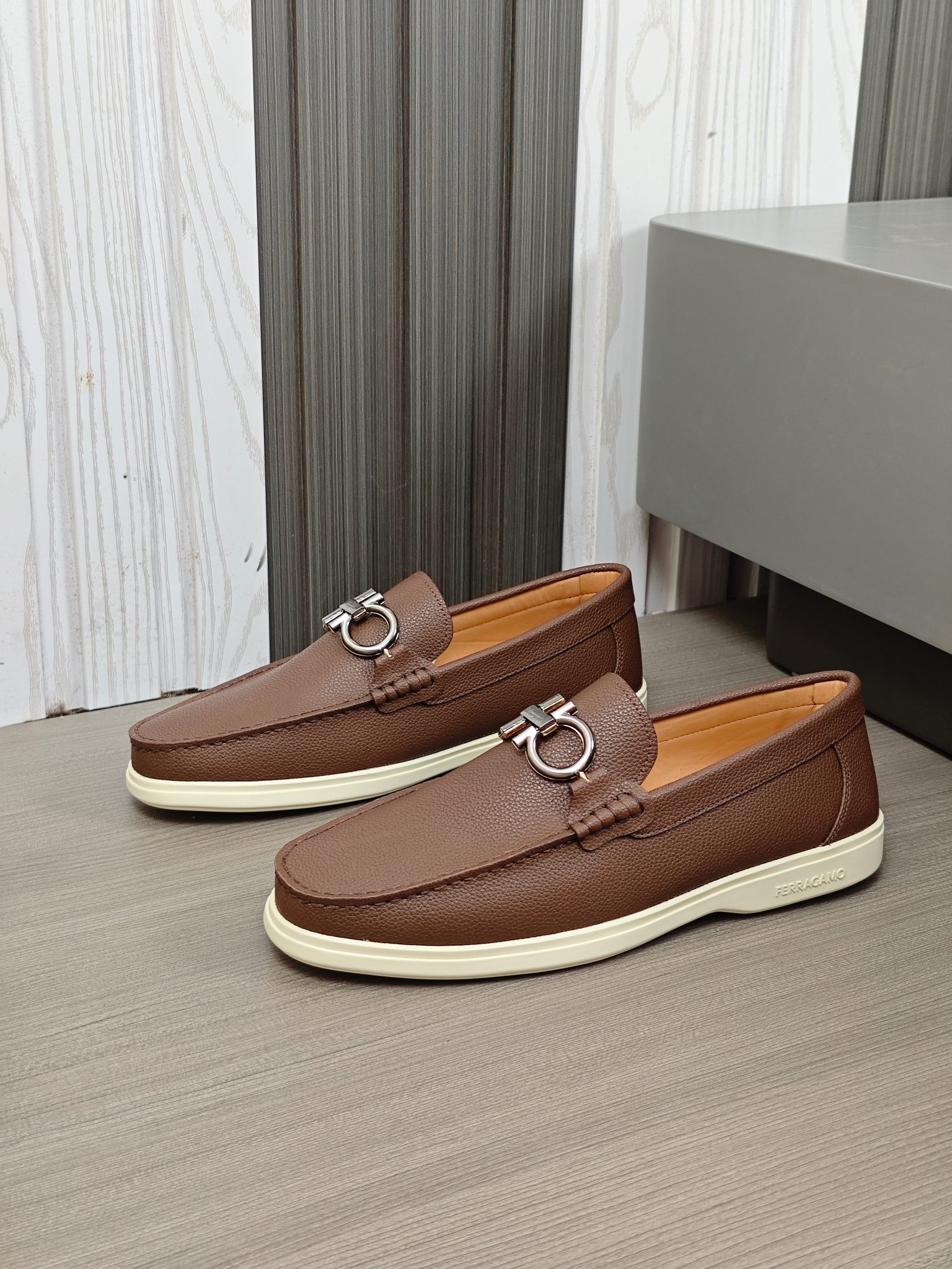 Punto explosivo nuevo en los estantes, zapatos de frijol de alta calidad para hombre Ferragamo de al