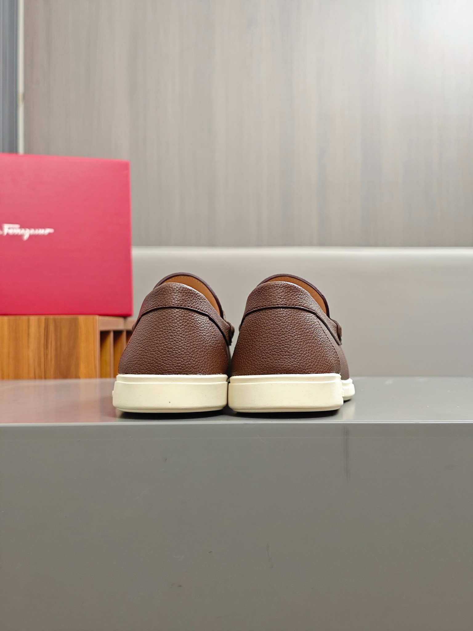 Punto explosivo nuevo en los estantes, zapatos de frijol de alta calidad para hombre Ferragamo de al