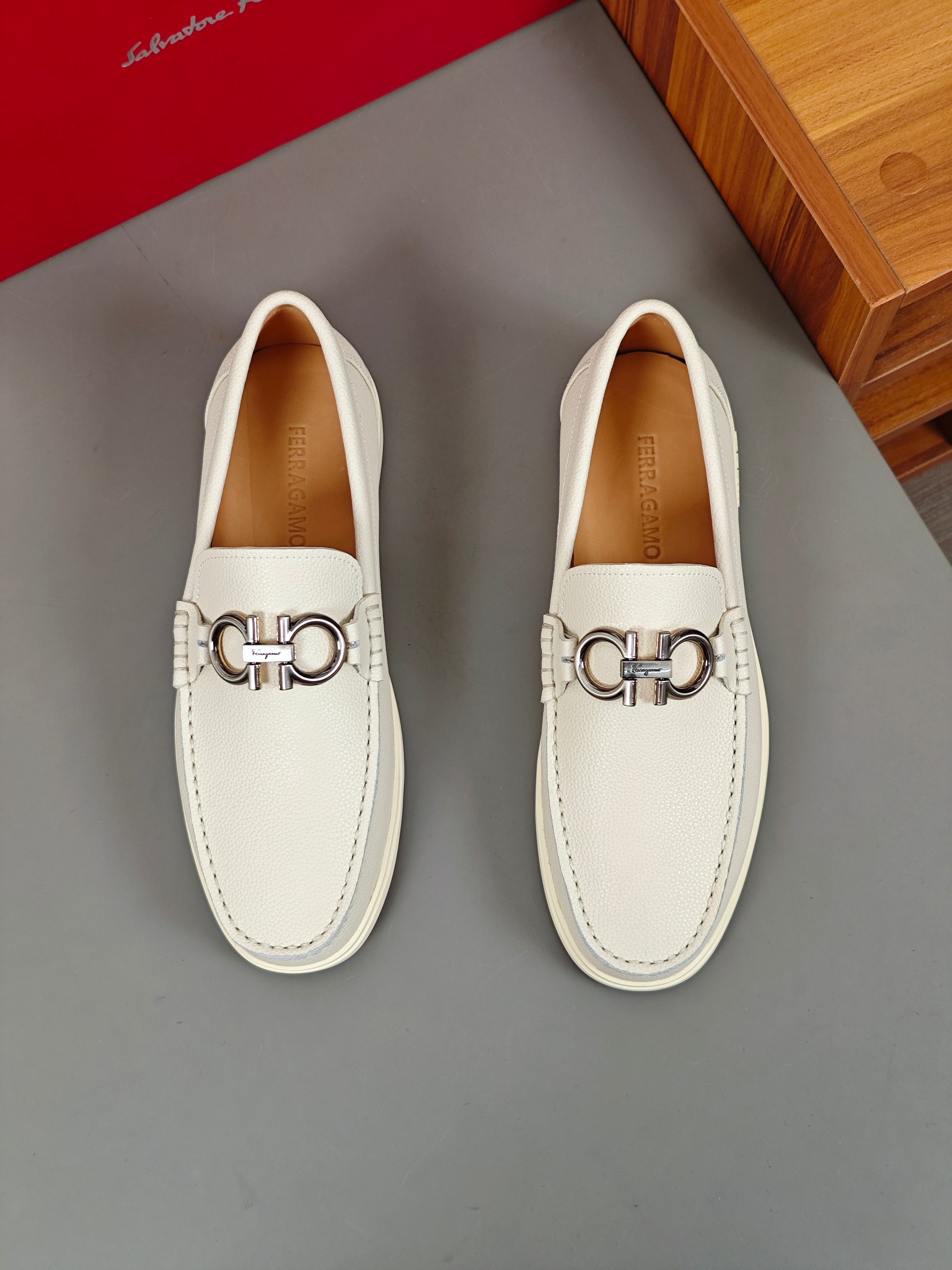 Punto explosivo nuevo en los estantes, zapatos de frijol de alta calidad para hombre Ferragamo de al