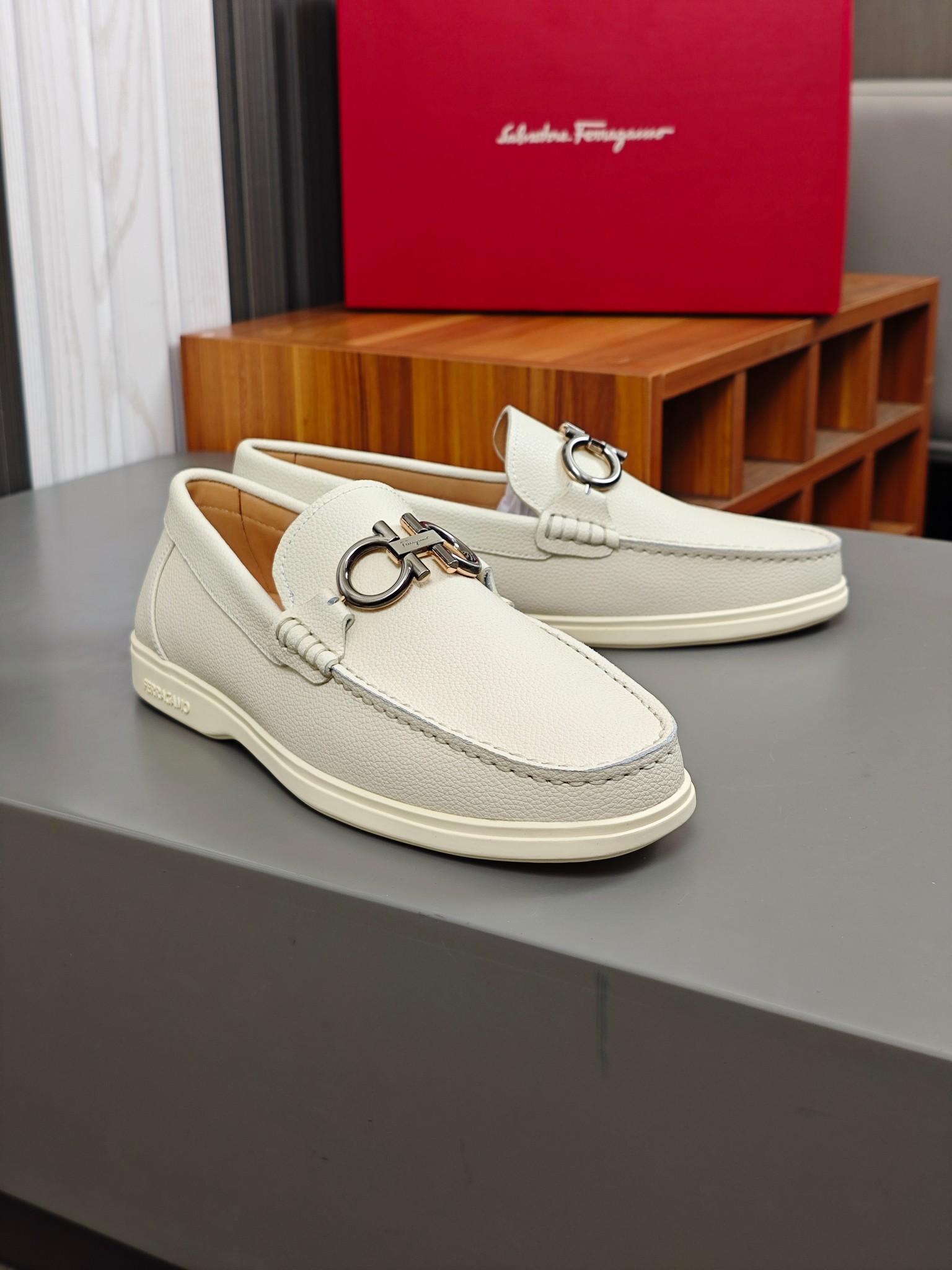 Punto explosivo nuevo en los estantes, zapatos de frijol de alta calidad para hombre Ferragamo de al