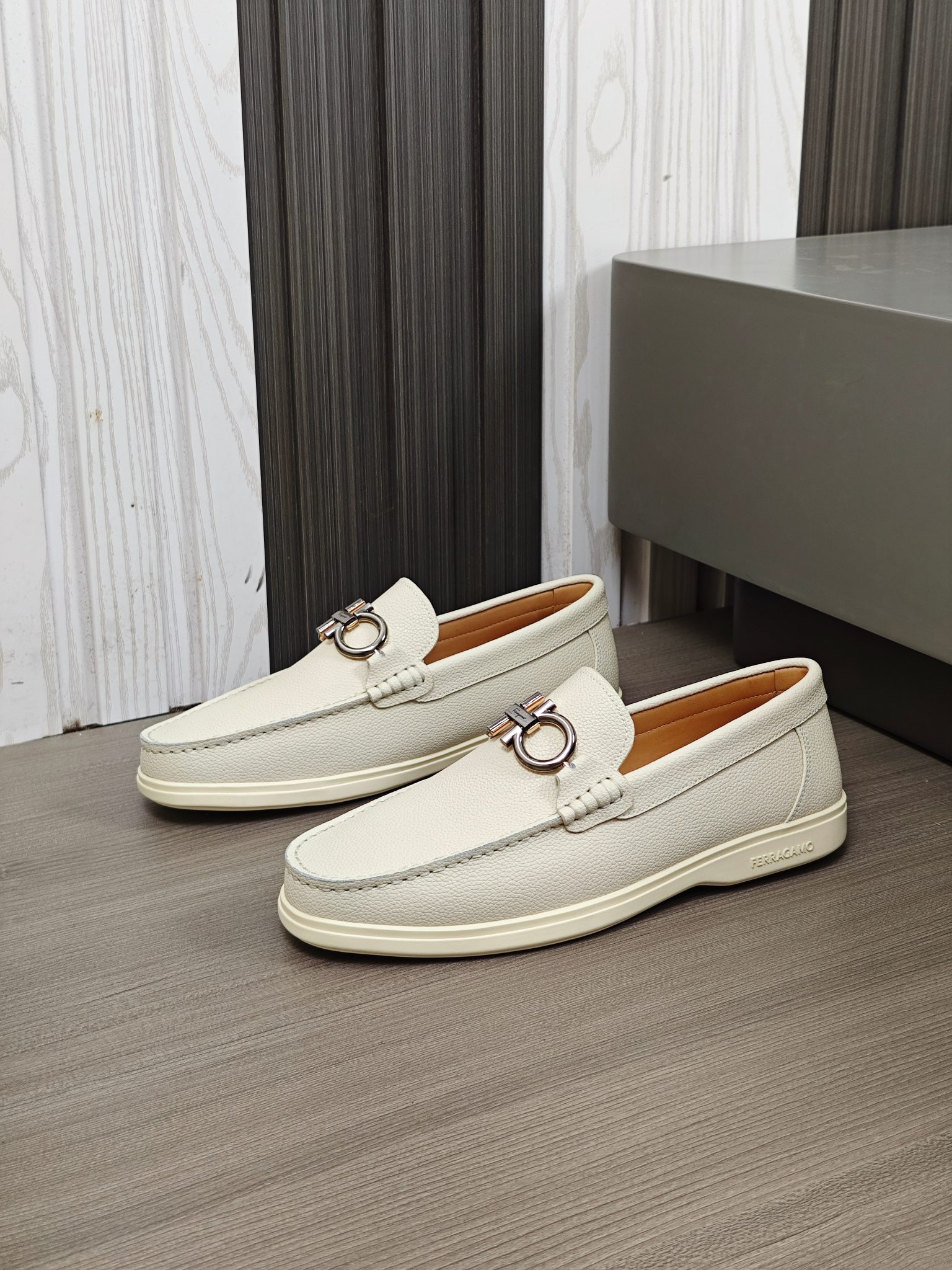 Punto explosivo nuevo en los estantes, zapatos de frijol de alta calidad para hombre Ferragamo de al